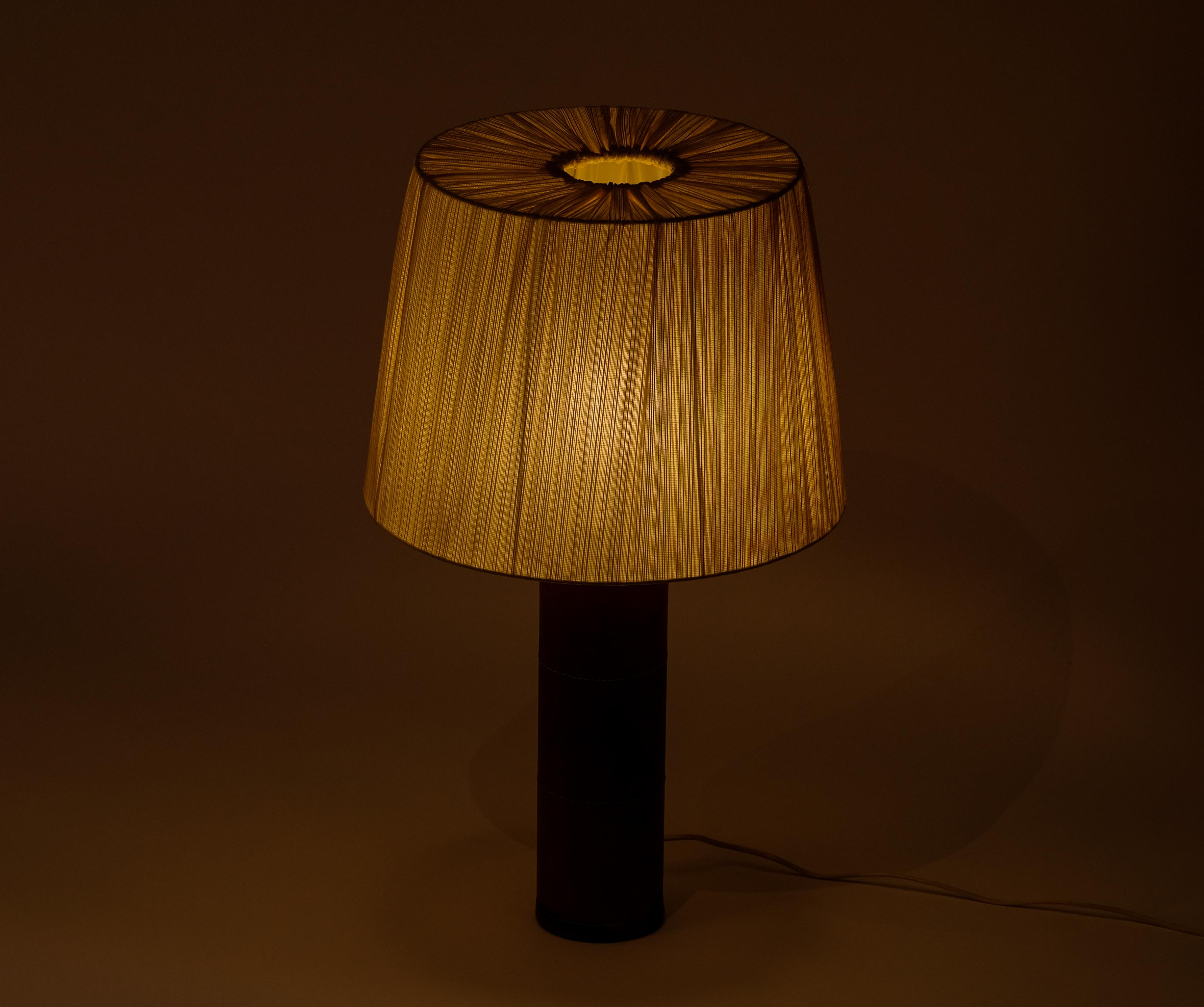 Table lamp in cognac brown leather manufactured by Bergboms, Sweden, 1960s.
Set of 2 available. New wiring.