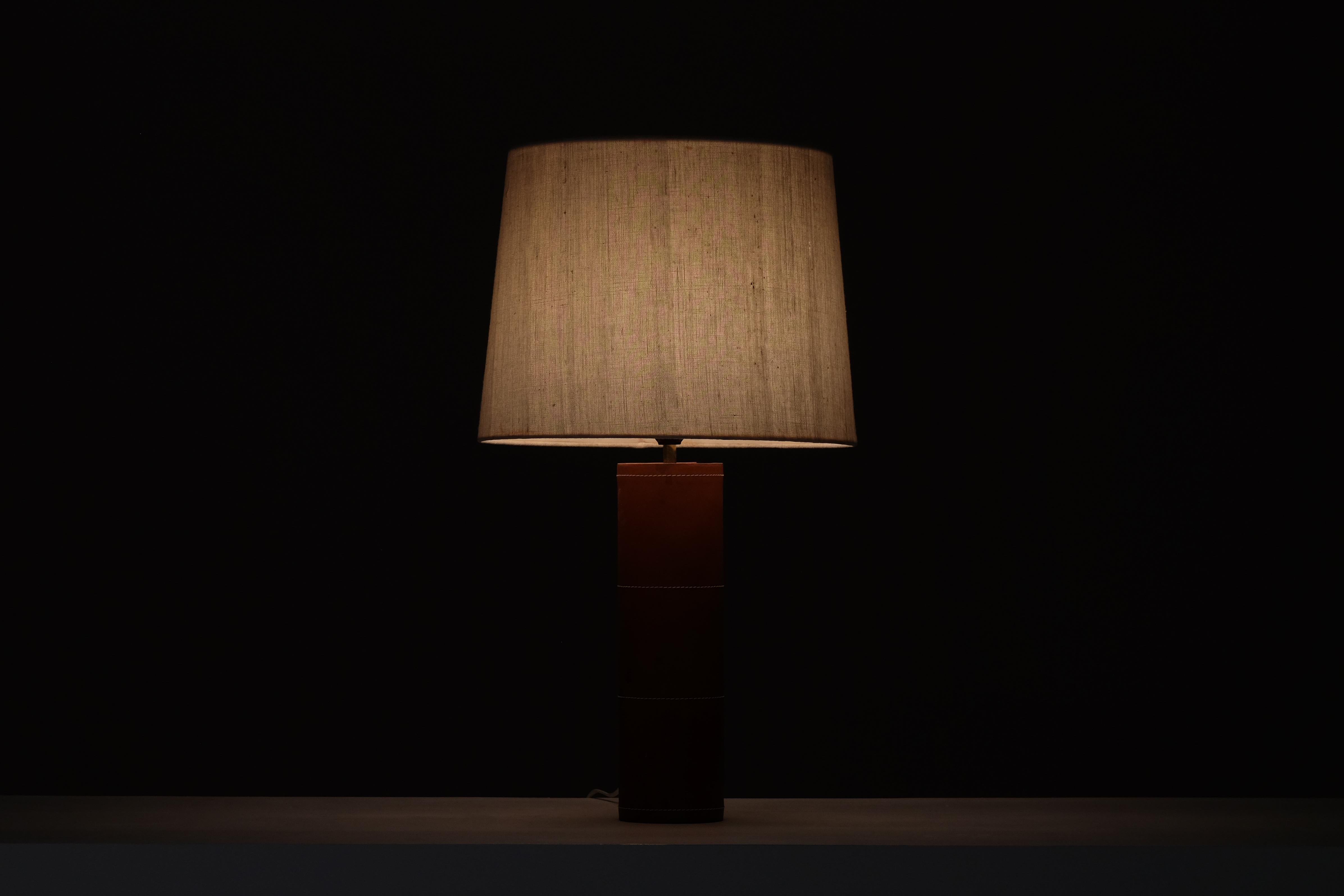 Lampe de table en cuir brun cognac fabriquée par Bergboms, Suède, années 1960.
Lot de 2 disponibles. Nouveau câblage.