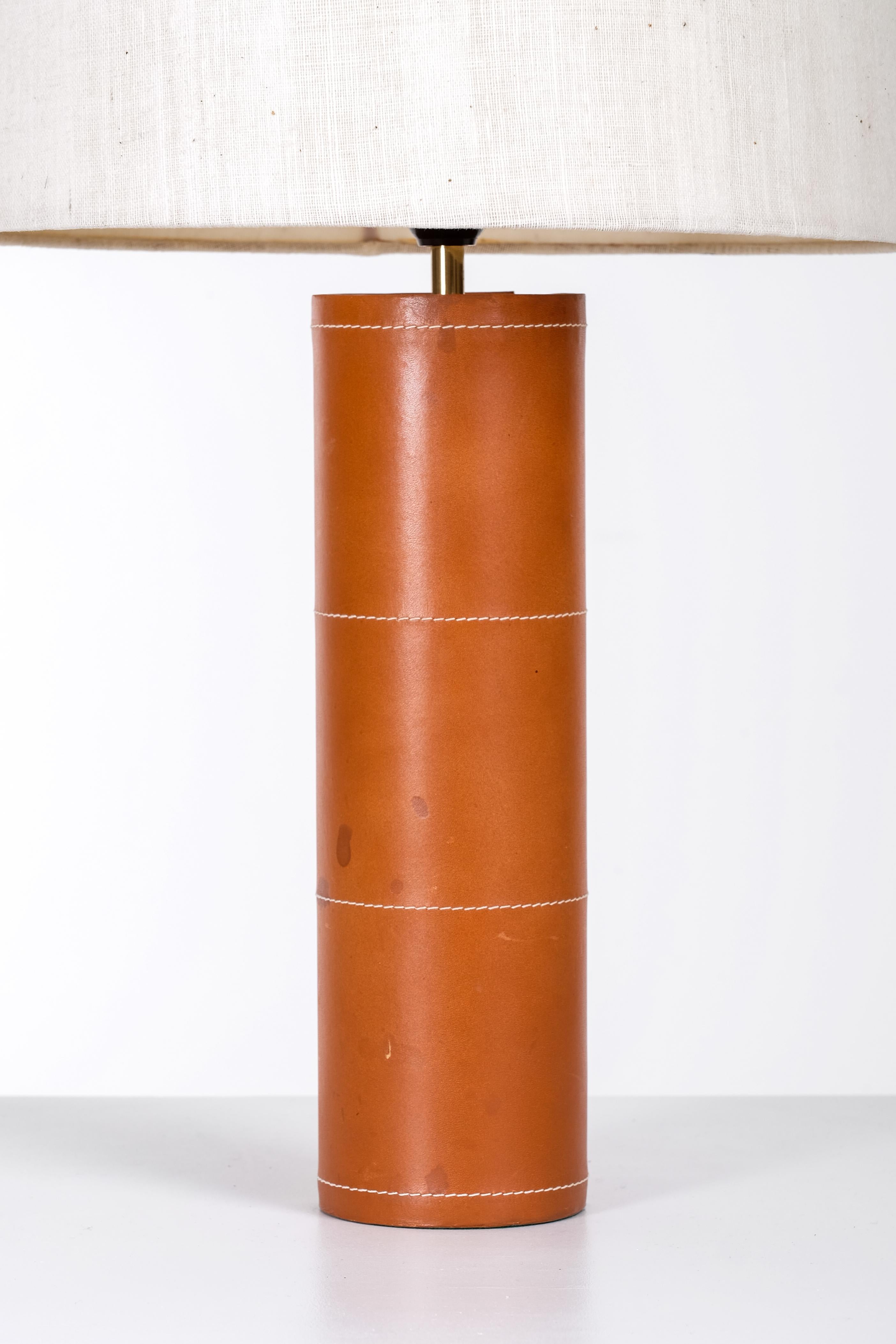 Leather table lamp by Bergboms, Sweden, 1960s In Good Condition For Sale In Stockholm, SE