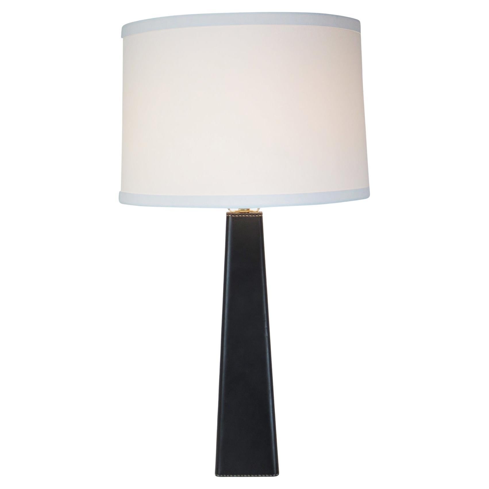 Lampada da tavolo in pelle disegnata da Lisa Johansson-Pape