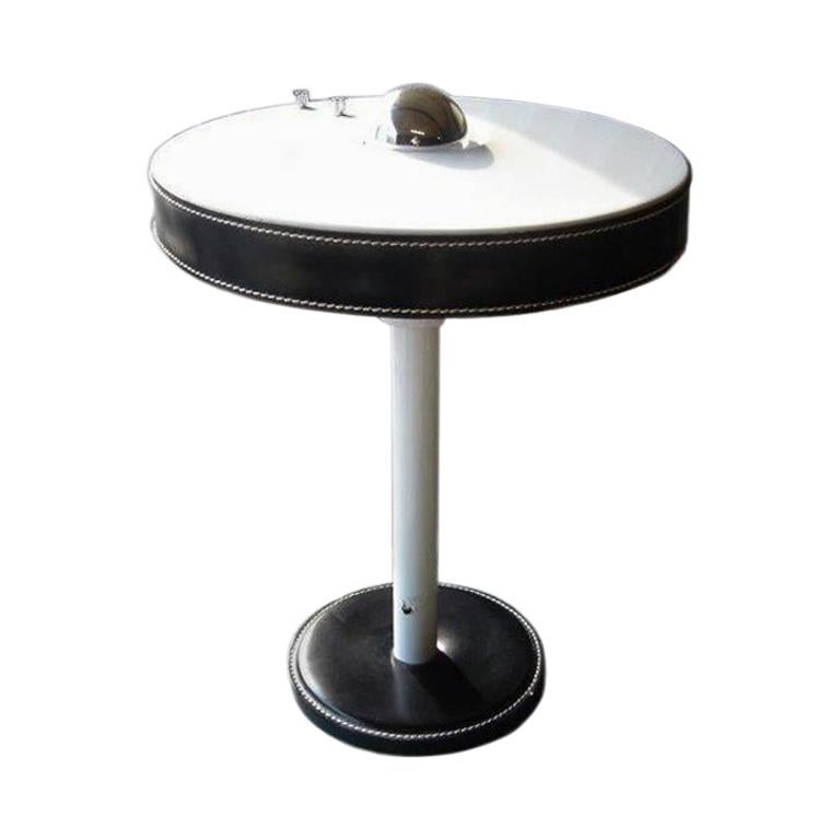 Lampe de table en cuir des années 1950 en vente