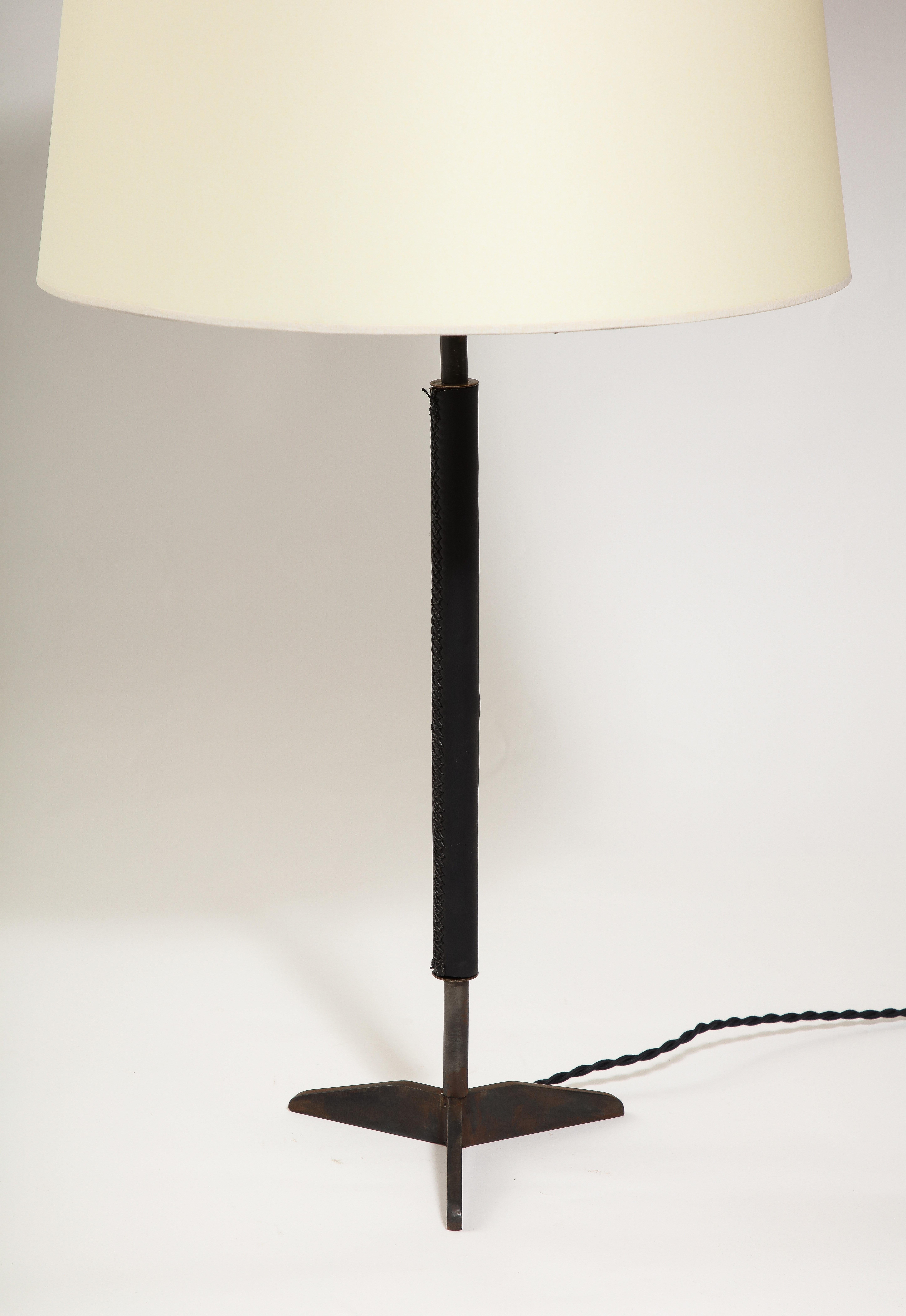 Lampe de bureau en acier noirci et cuir, France 1950 en vente 7