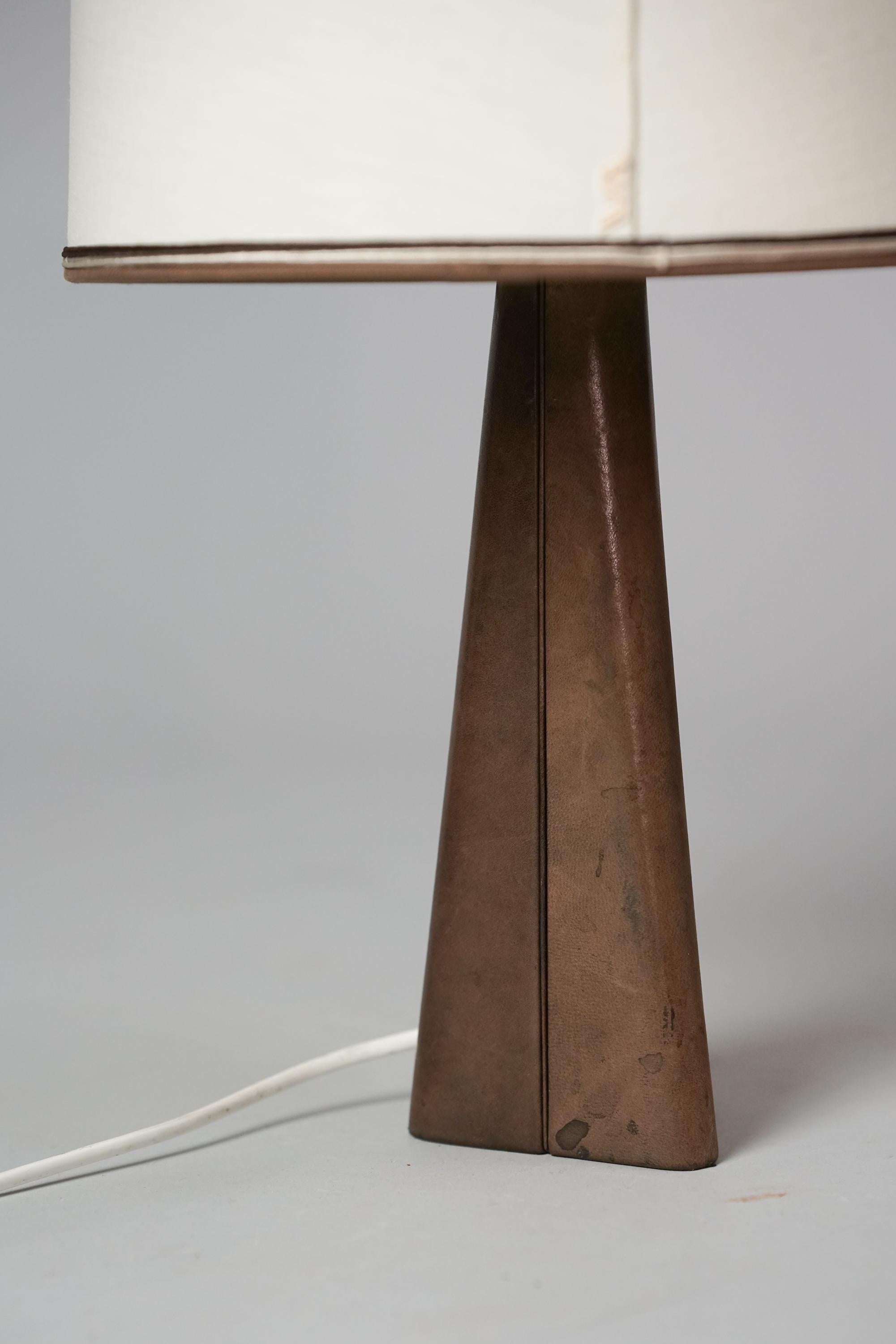 Scandinave moderne Lampe de table en cuir, Lisa Johansson-Pape, Orno Oy, années 1950 en vente