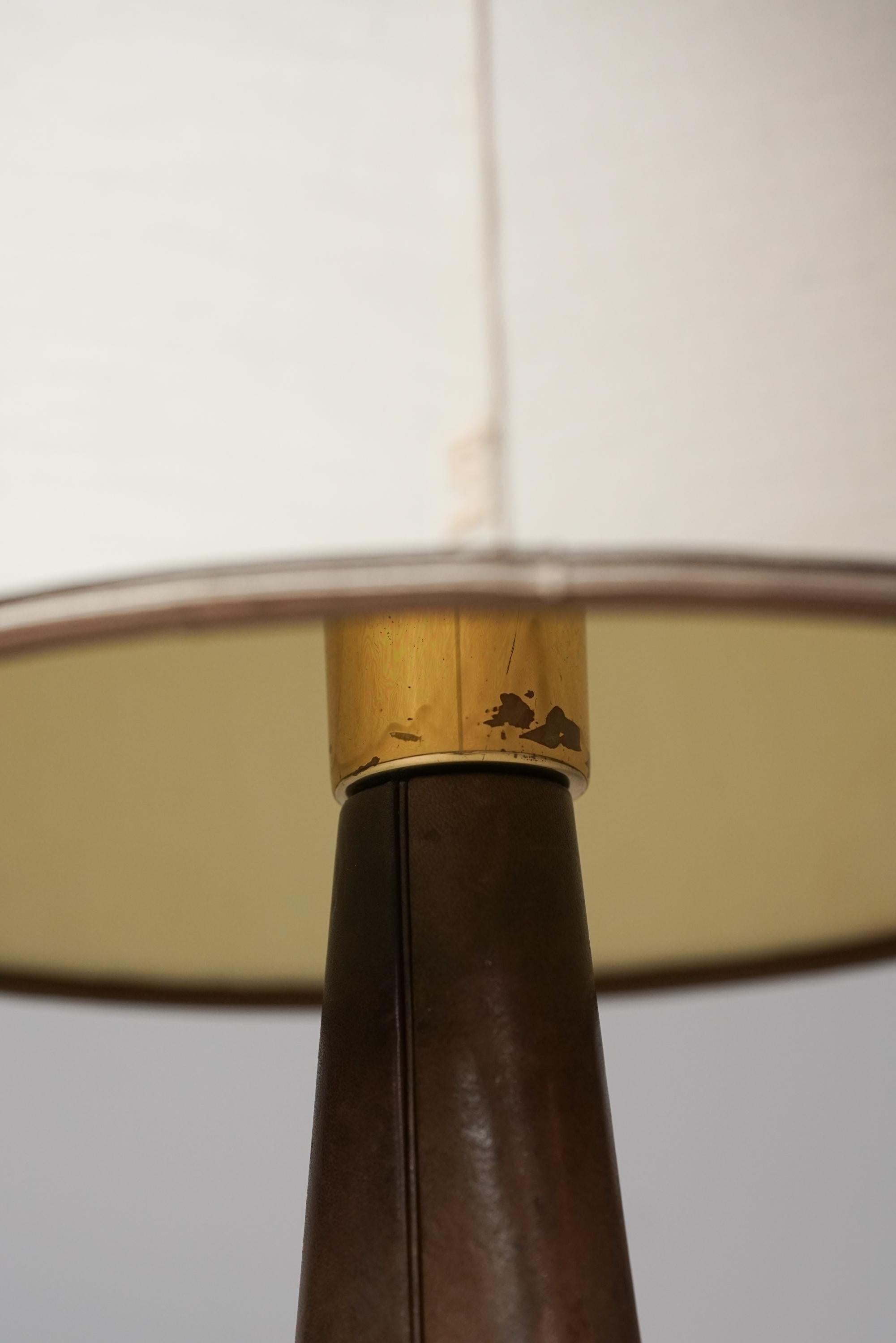 Leather Table Lamp, Lisa Johansson-Pape, Orno Oy, 1950s In Good Condition For Sale In Helsinki, FI