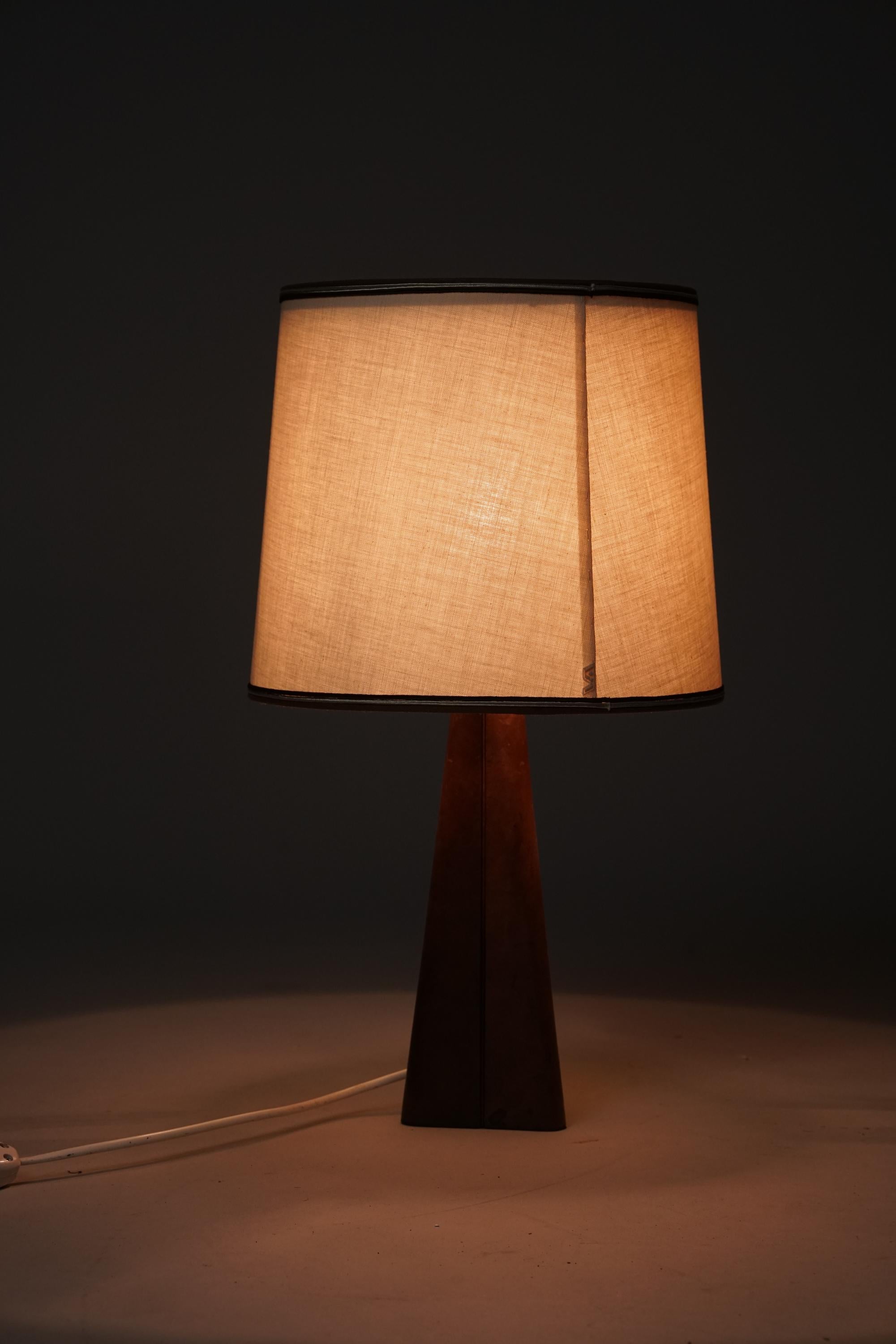 Laiton Lampe de table en cuir, Lisa Johansson-Pape, Orno Oy, années 1950 en vente