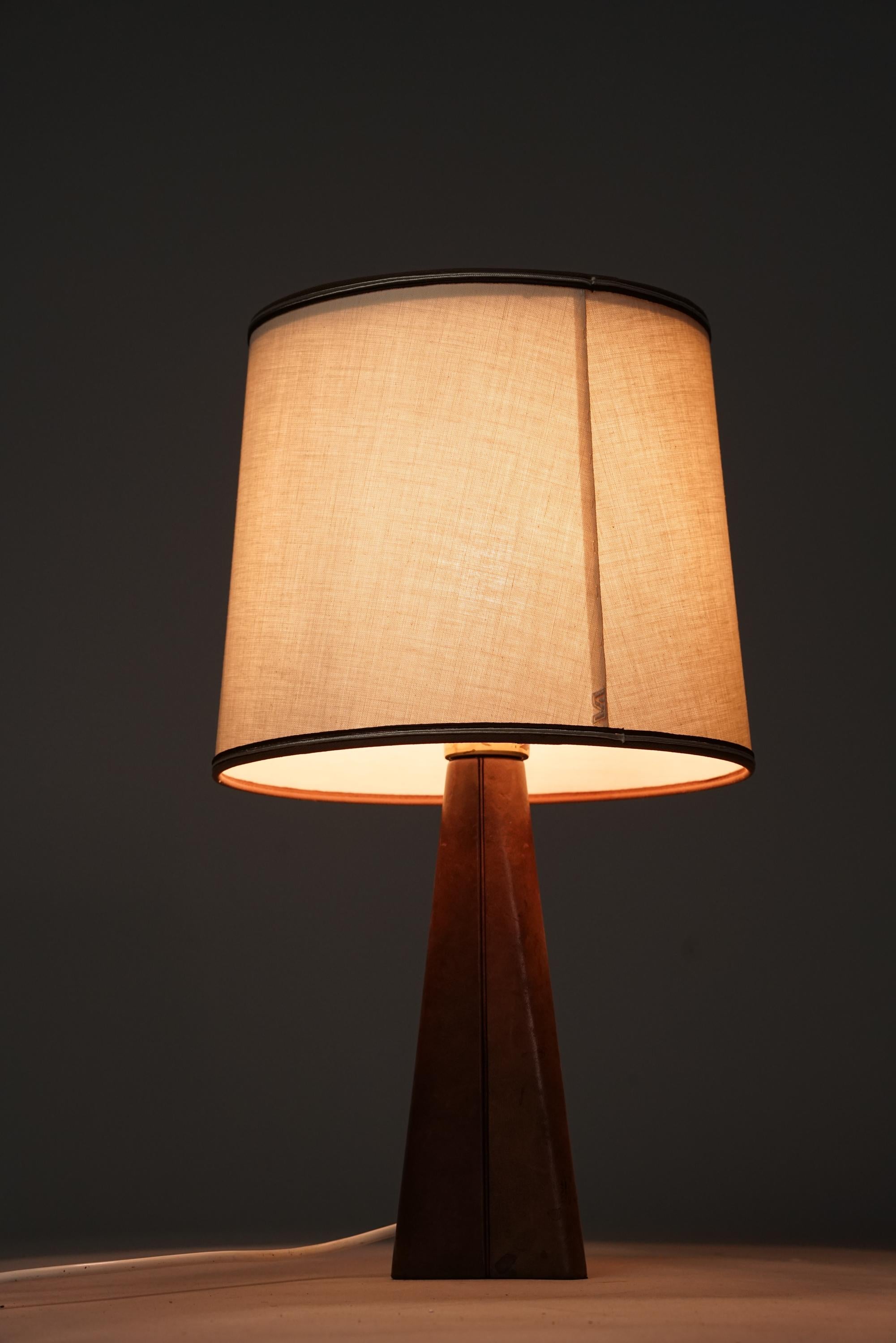 Leather Table Lamp, Lisa Johansson-Pape, Orno Oy, 1950s For Sale 1