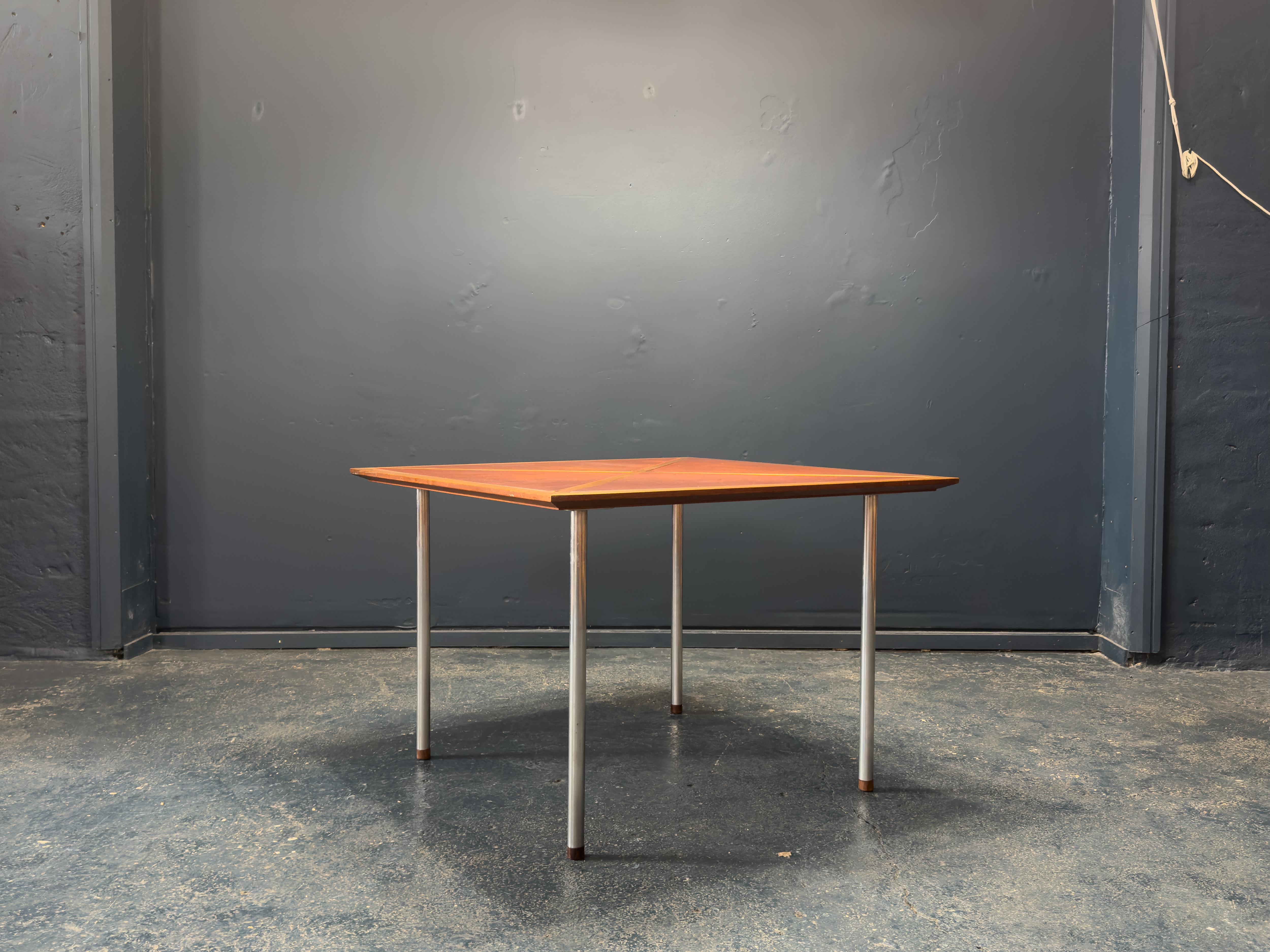 Mid-Century Modern Table en cuir avec pieds en métal en vente