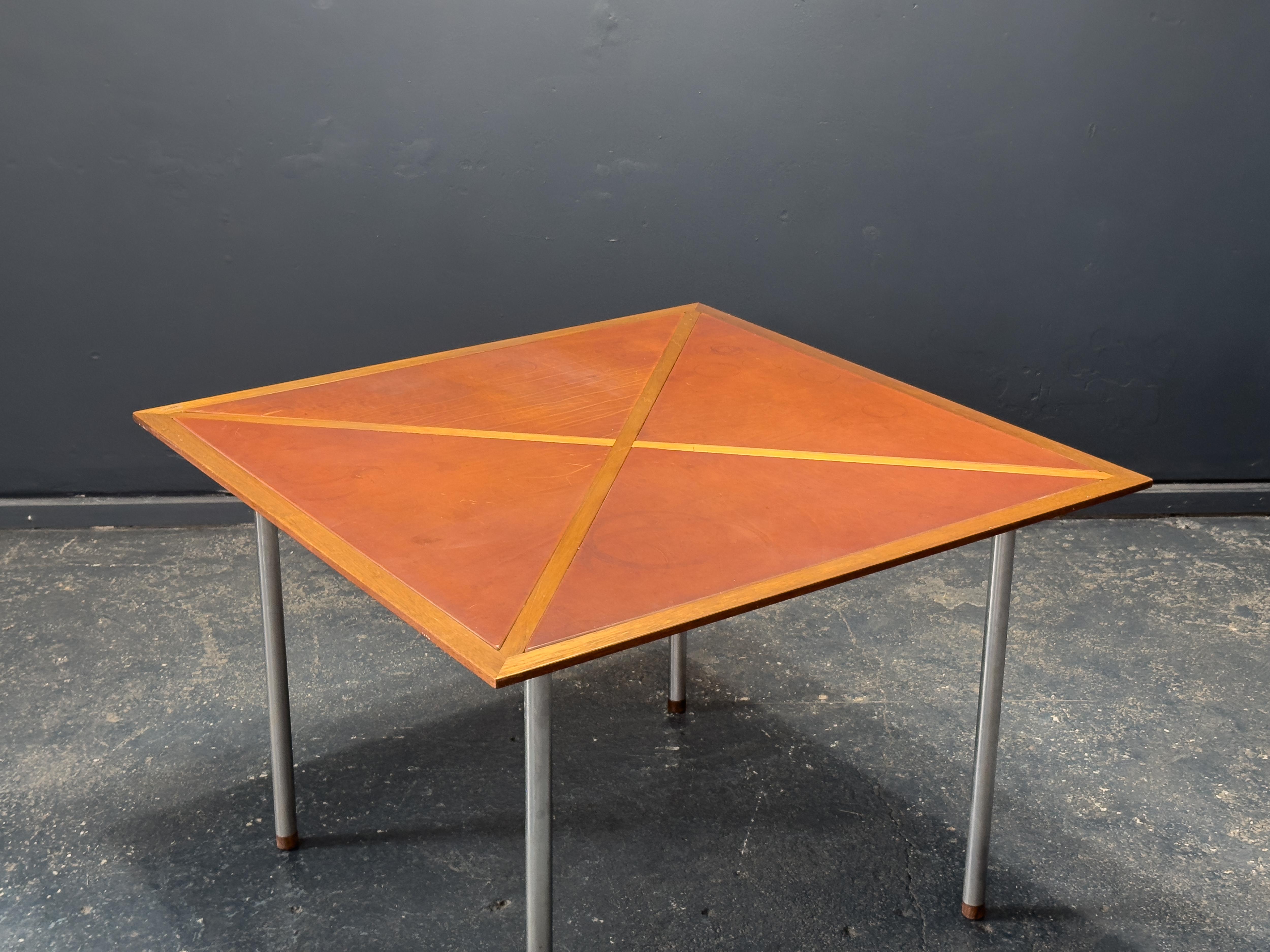 Danois Table en cuir avec pieds en métal en vente
