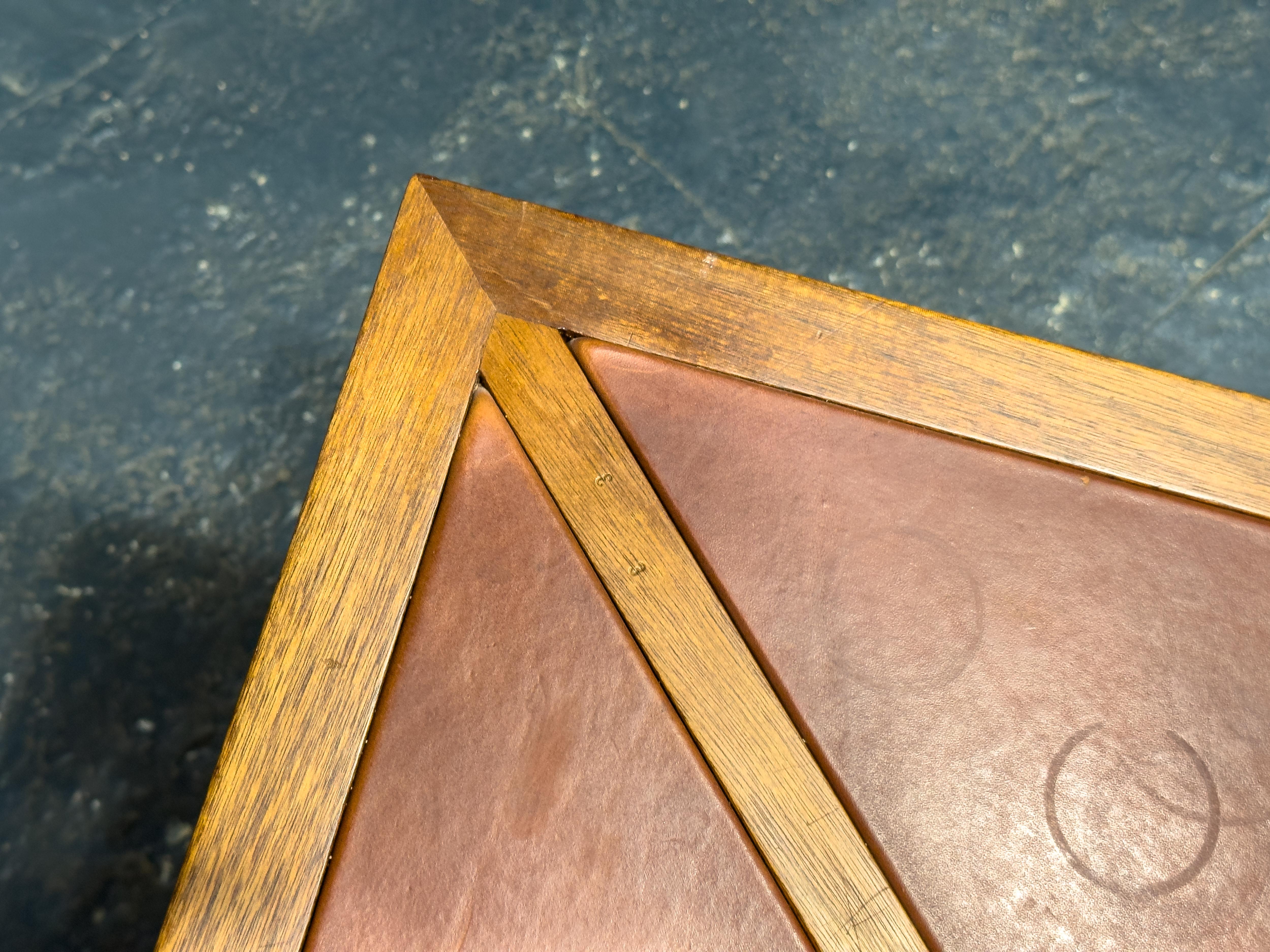 Table en cuir avec pieds en métal Bon état - En vente à London, GB