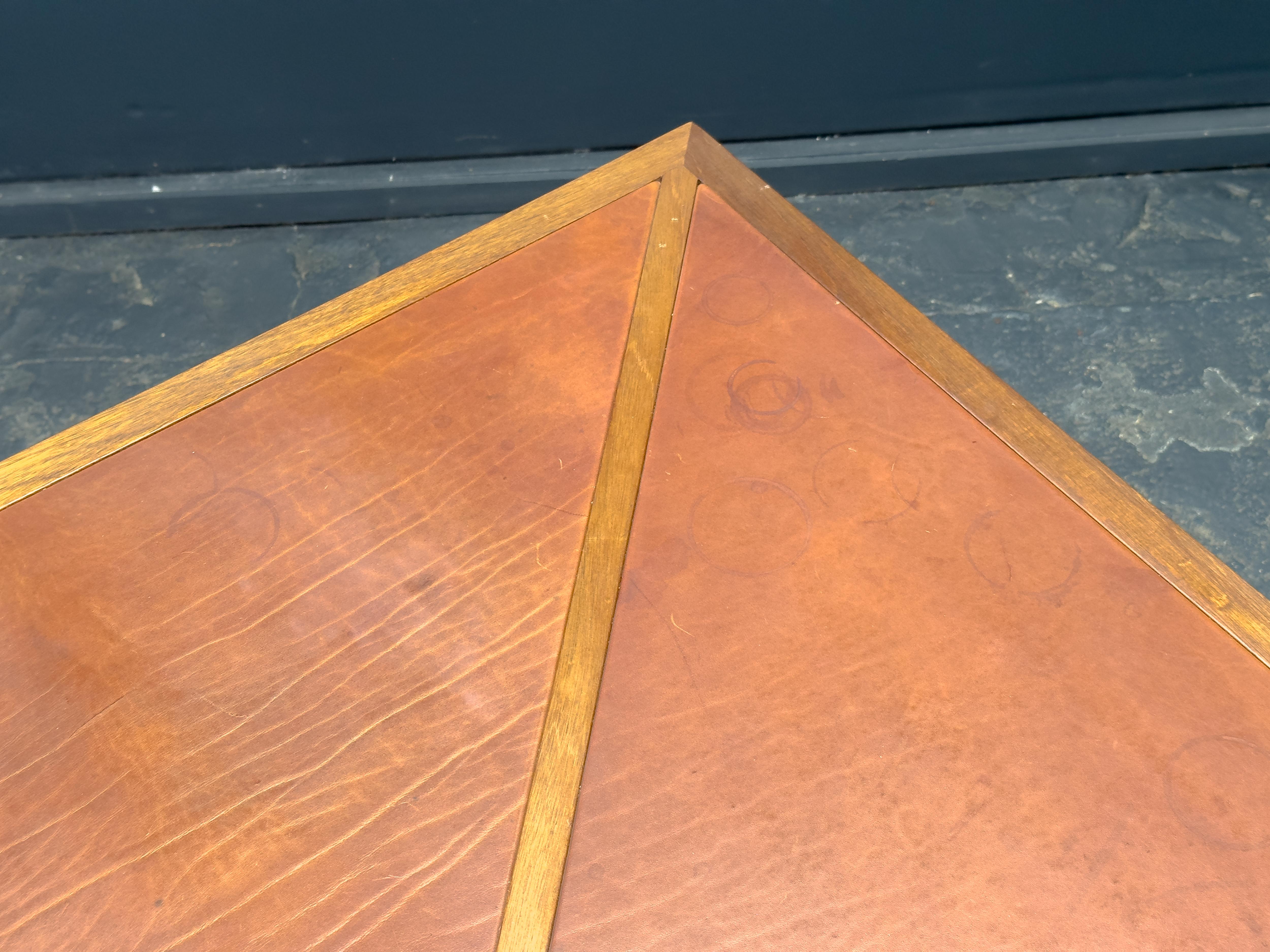 20ième siècle Table en cuir avec pieds en métal en vente