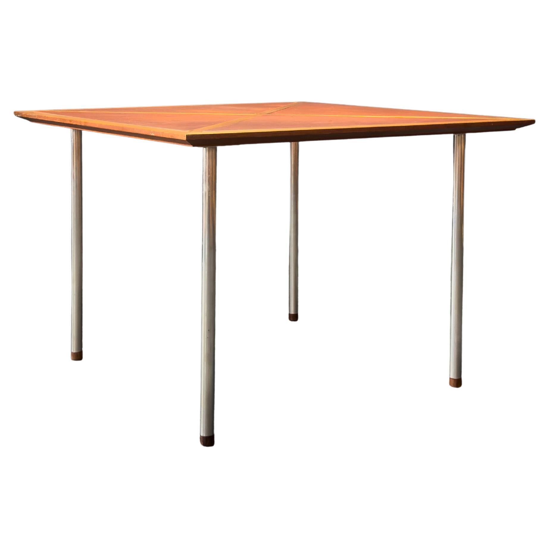 Table en cuir avec pieds en métal en vente