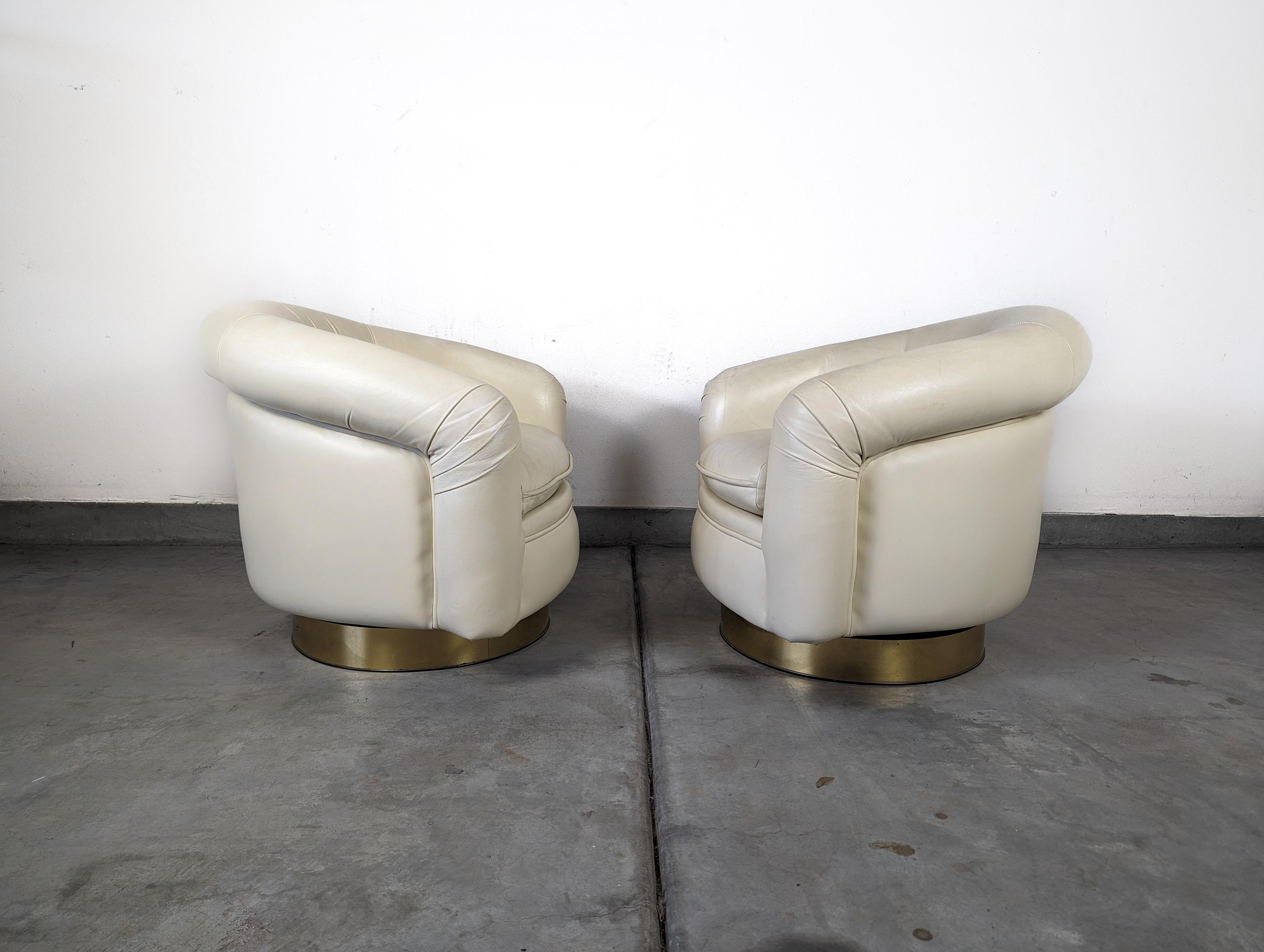 Wir freuen uns, Ihnen dieses atemberaubende Paar Vintage-Loungesessel präsentieren zu können, die von dem berühmten Milo Baughman für Thayer Coggin entworfen wurden. Diese Stühle aus den 1970er Jahren sind eine Hommage an das ikonische Design des