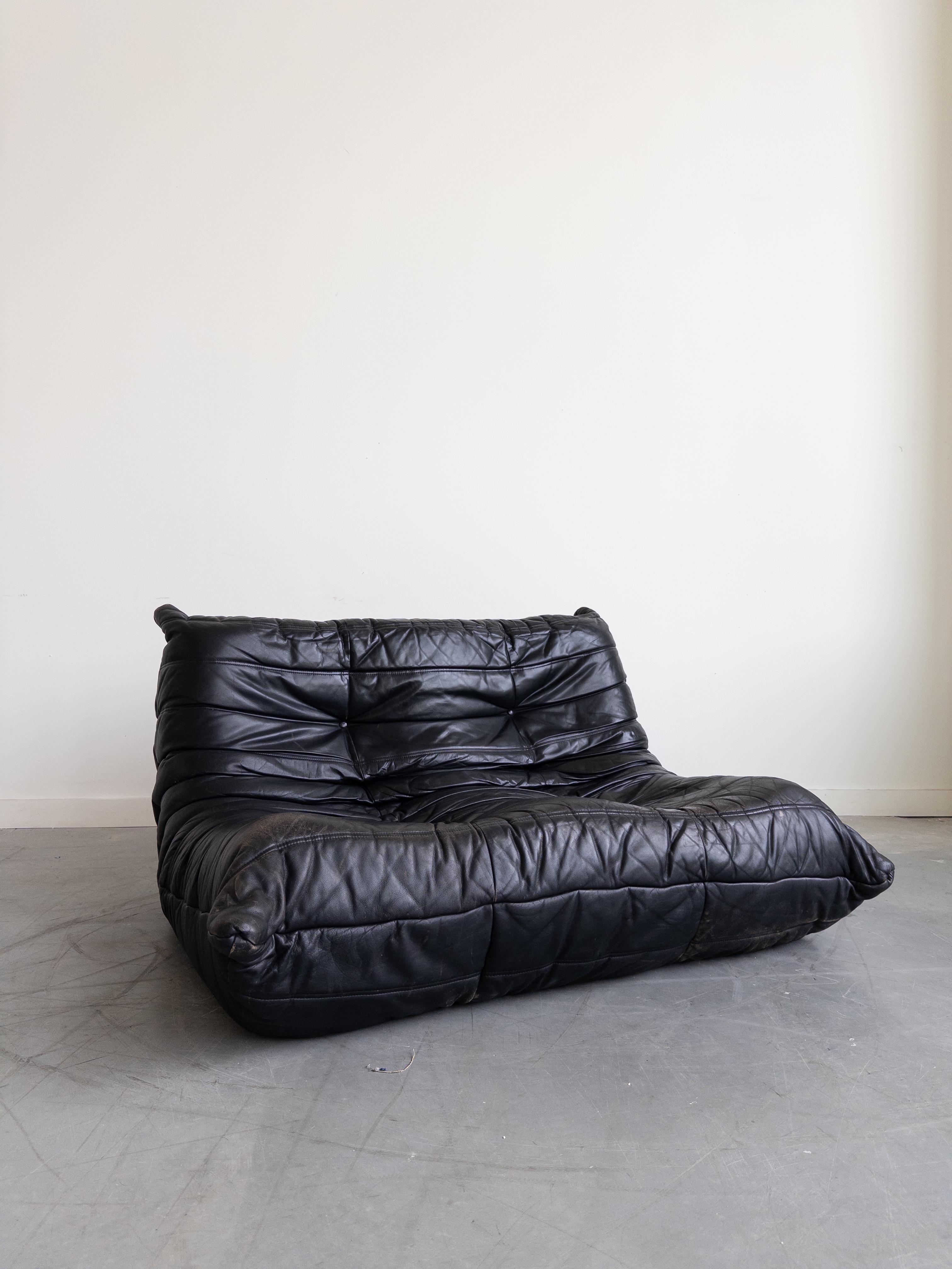 Precioso sofá Togo auténtico de cuero negro medianoche diseñado por Michel Ducaroy para Ligne Roset en la década de 1970. 