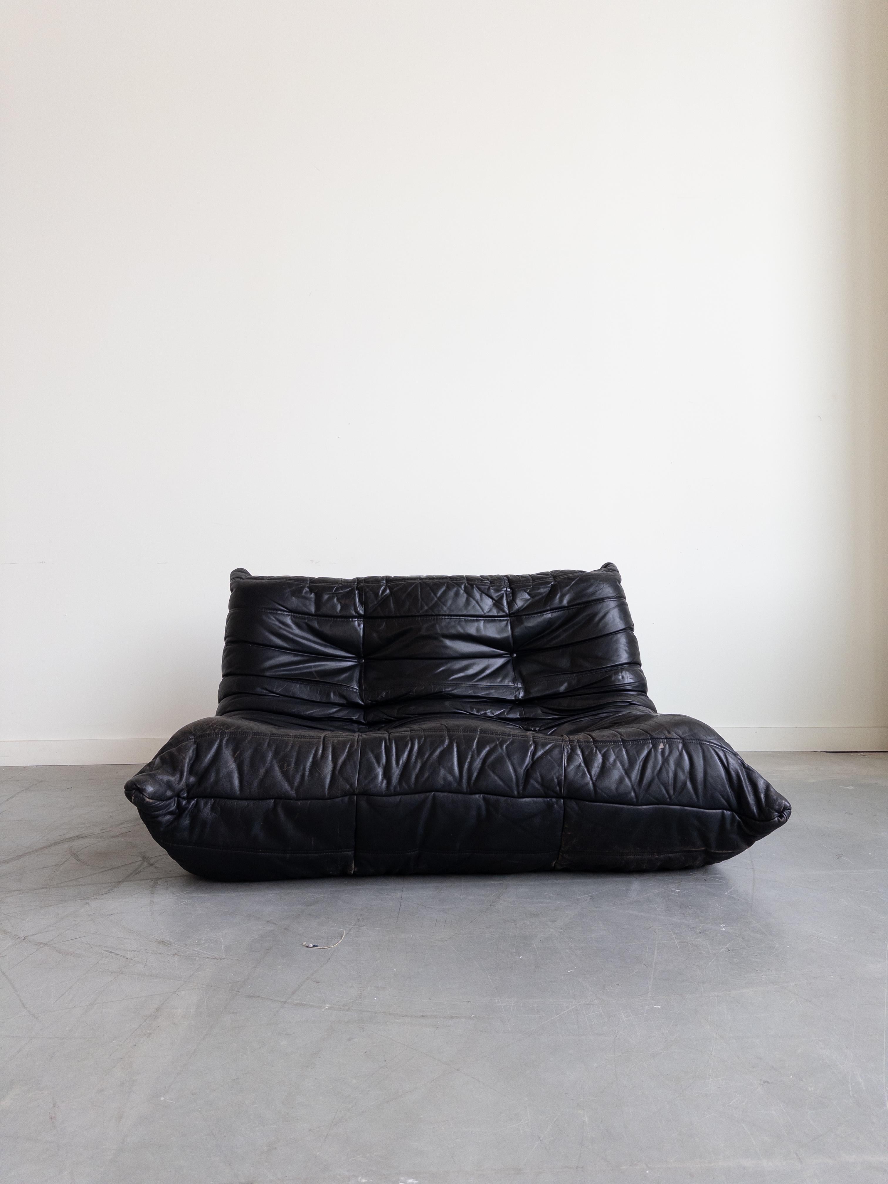 Sofá de 2 plazas Togo de piel de Michel Ducaroy para Ligne Roset en Bueno estado para la venta en New York, NY