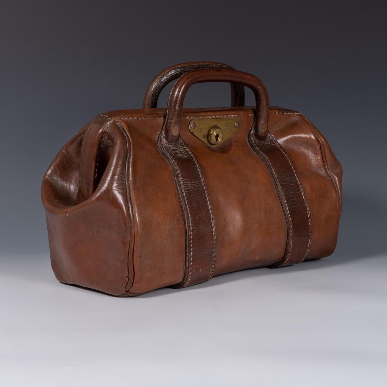 Unusual British leather bag in sturdy leather with lightly embossed ‘straw grain’ finish and a top frame opening. Great condition, circa 1920. Has original leather lining to the interior and brass catch.

Dimensions: 45 cm/17½ inches (length) x 22.5