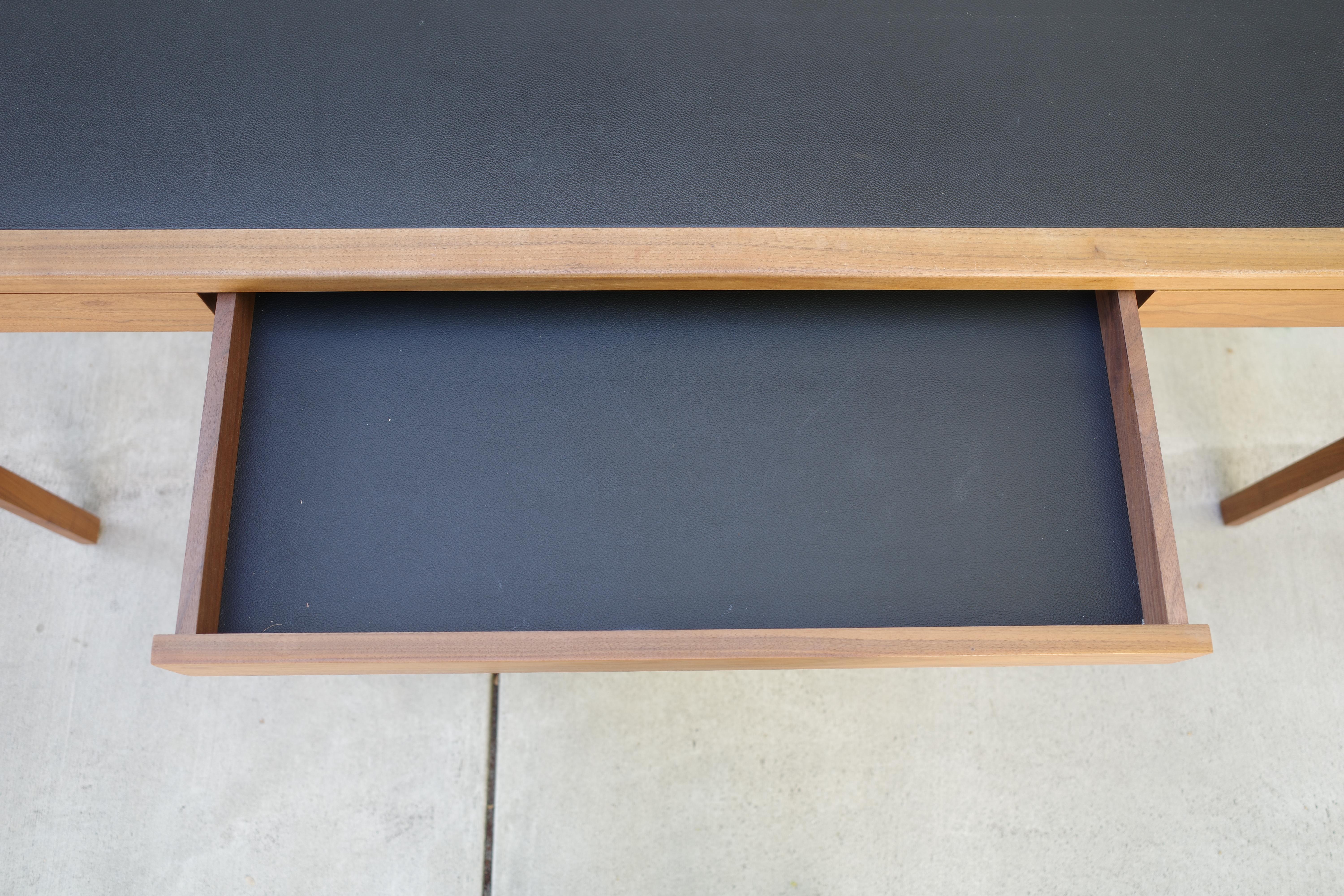 Scrivania Bassam Fellows in noce con cassetti con piano in pelle in vendita 3