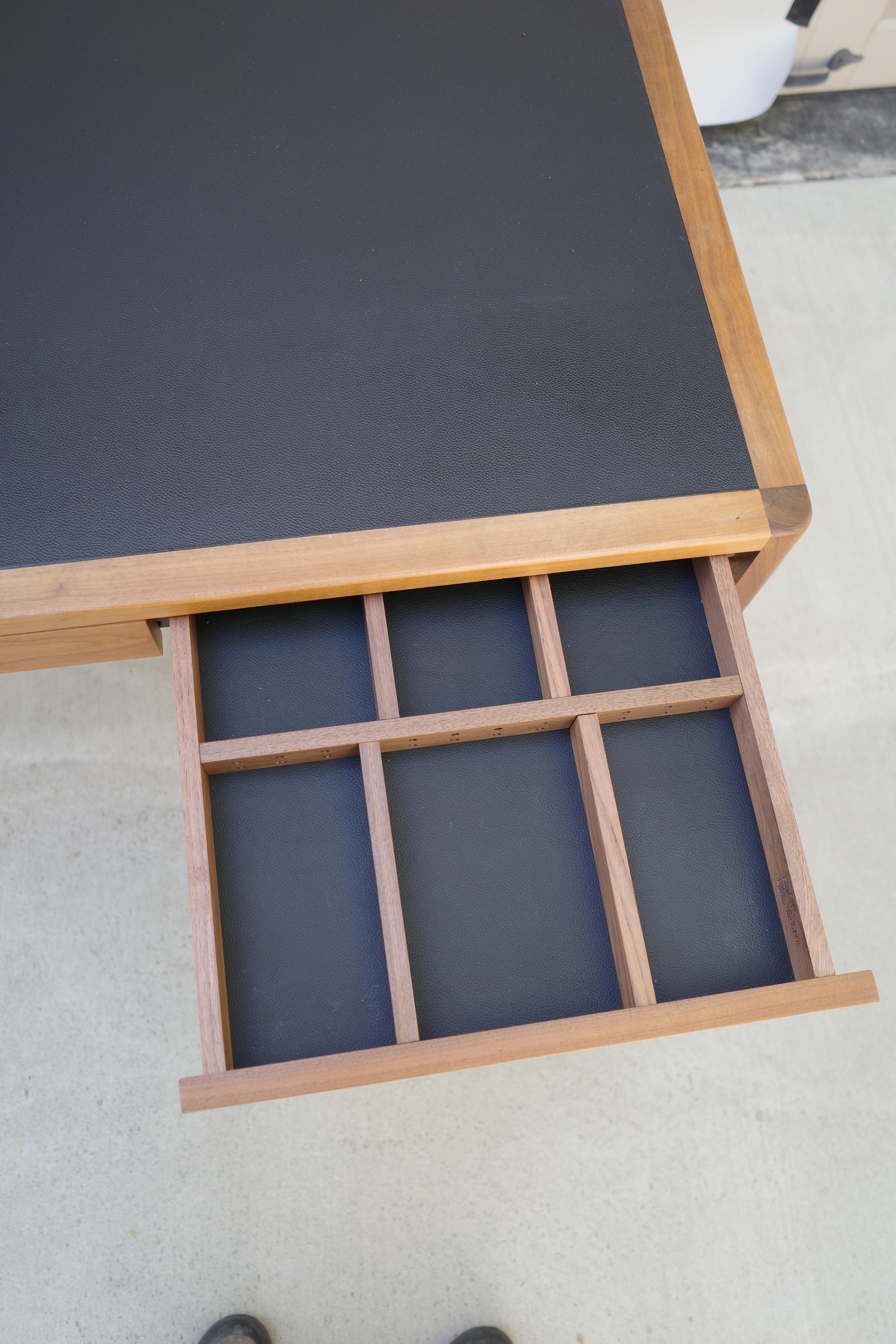 Scrivania Bassam Fellows in noce con cassetti con piano in pelle in vendita 4