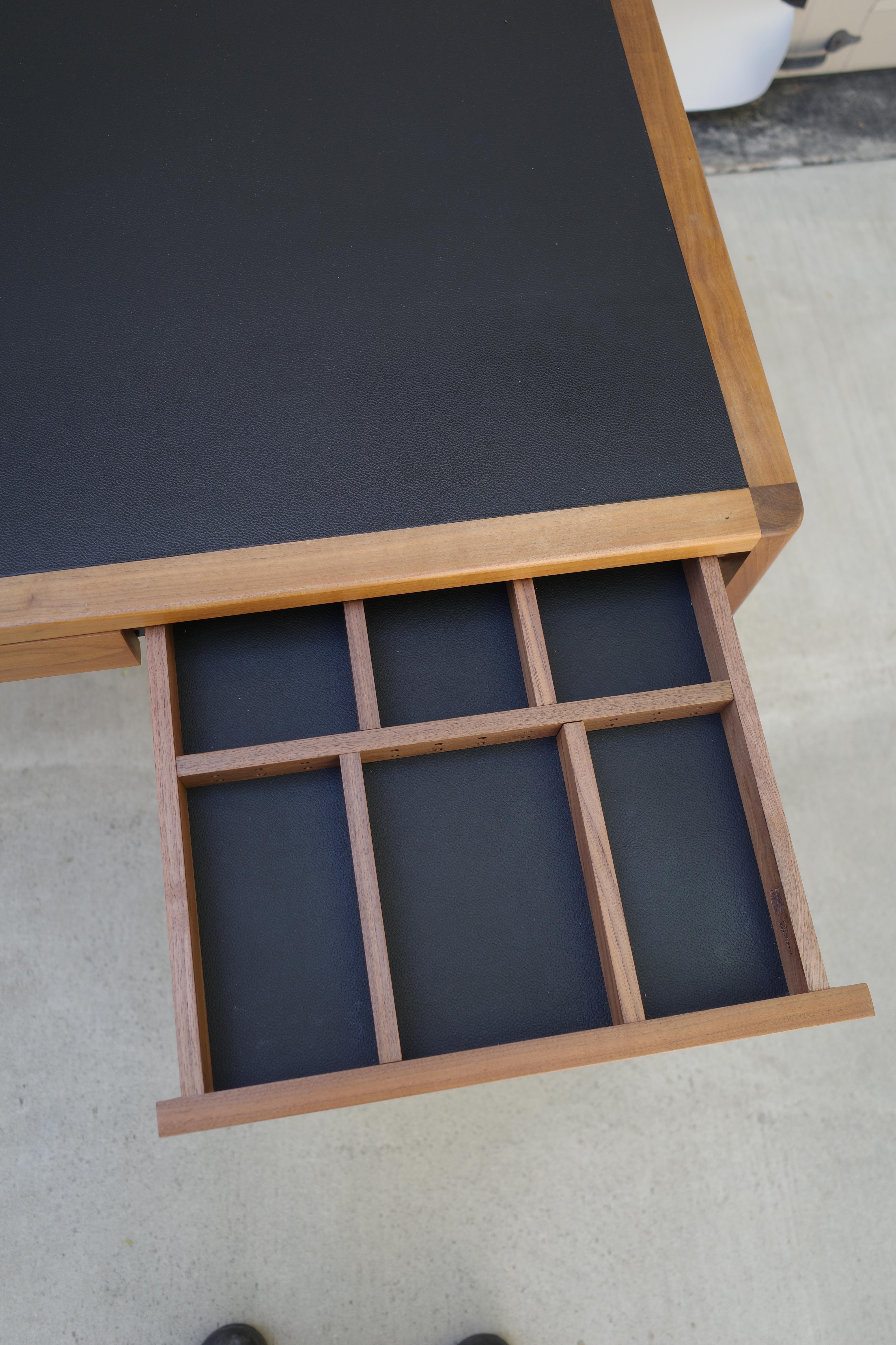 Scrivania Bassam Fellows in noce con cassetti con piano in pelle in vendita 5