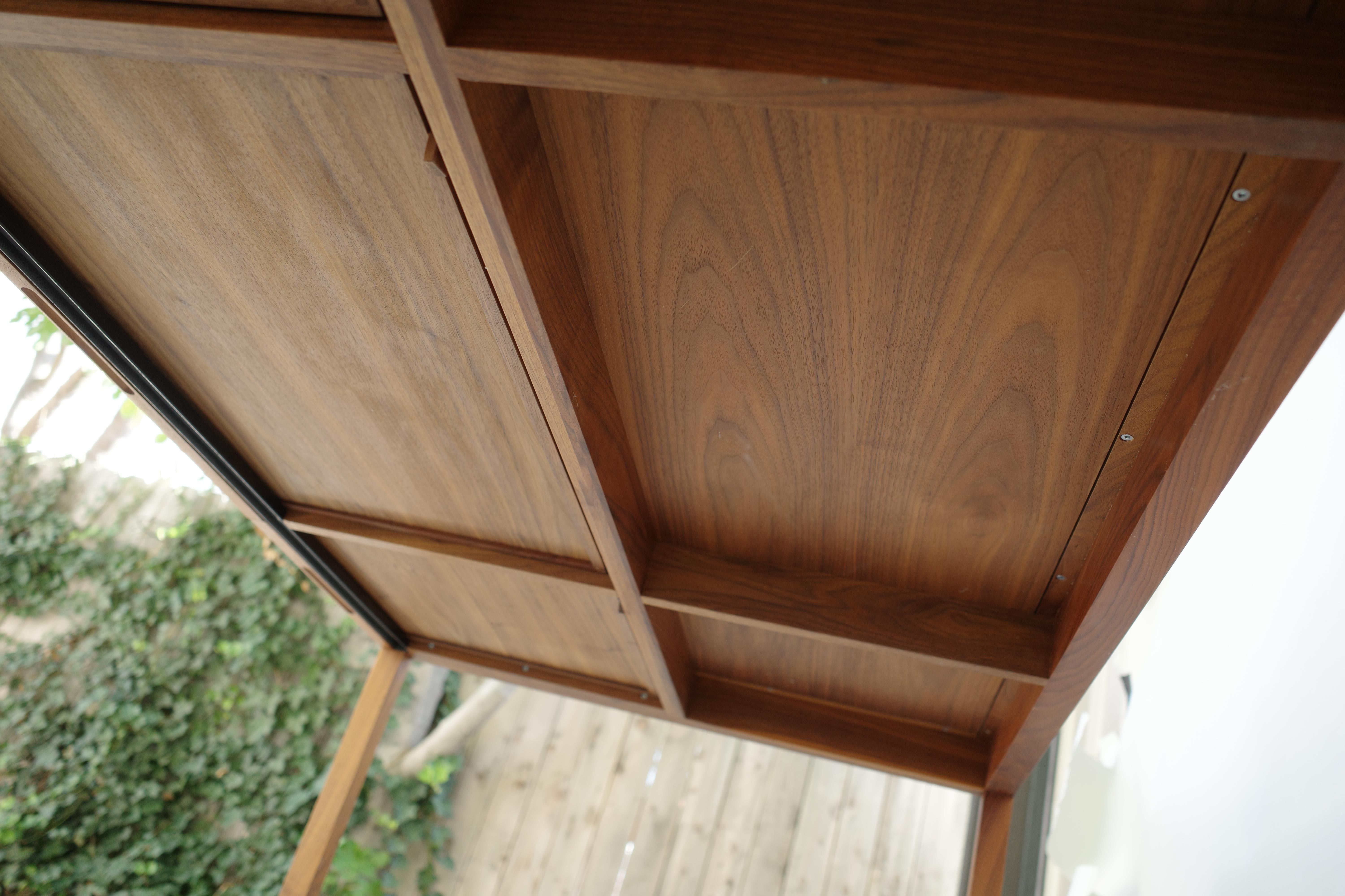 Scrivania Bassam Fellows in noce con cassetti con piano in pelle in vendita 6