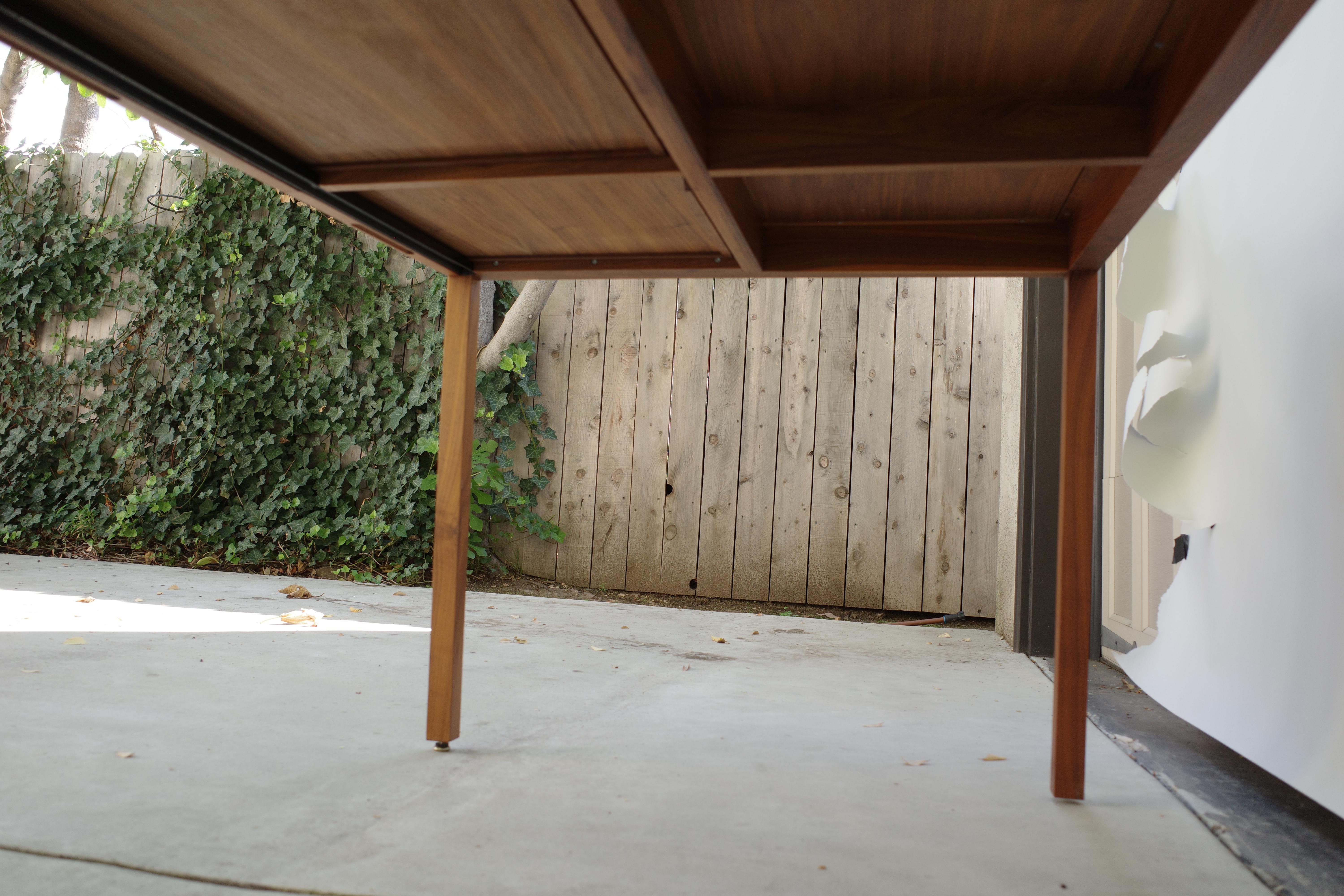 Scrivania Bassam Fellows in noce con cassetti con piano in pelle in vendita 7