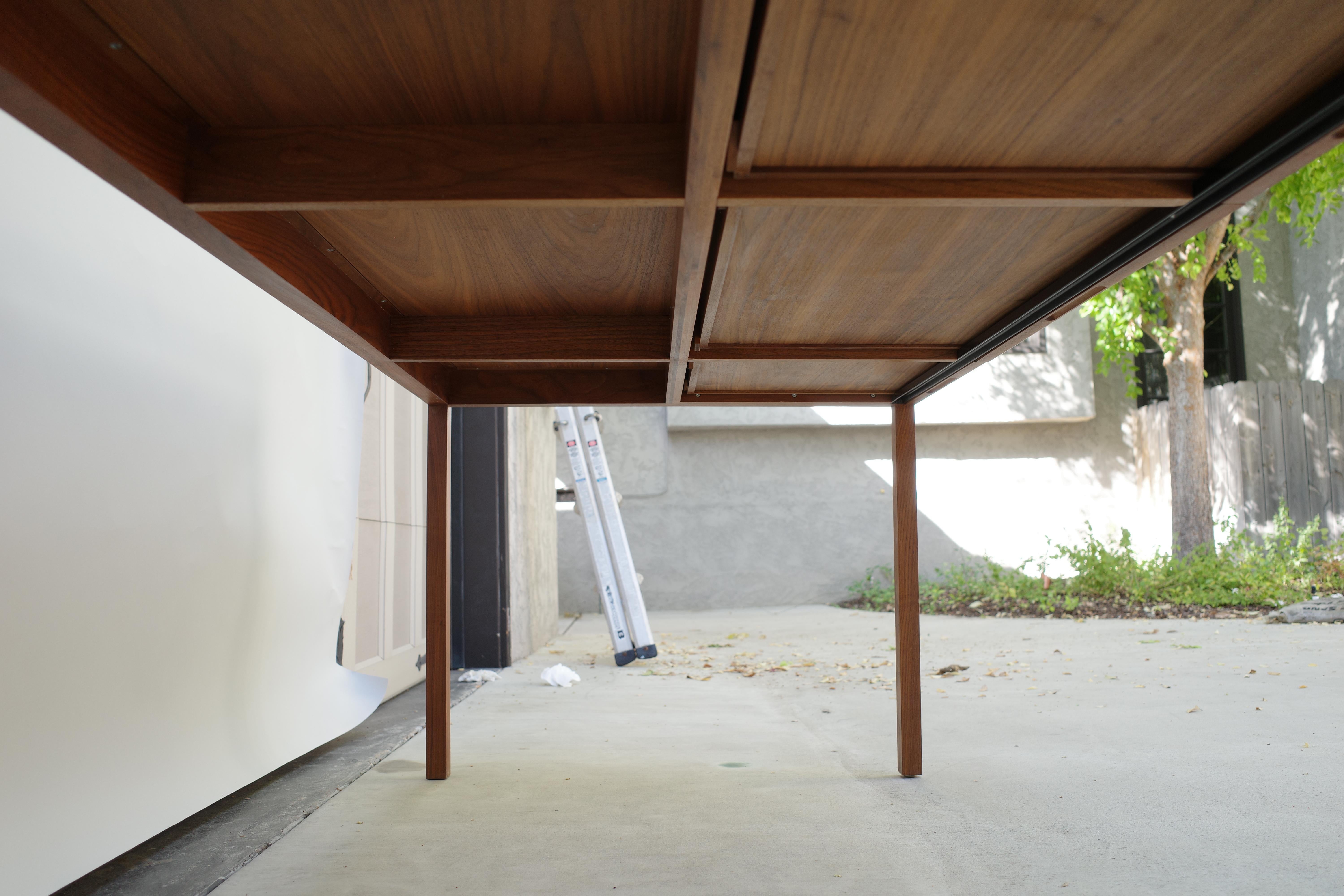 Scrivania Bassam Fellows in noce con cassetti con piano in pelle in vendita 8