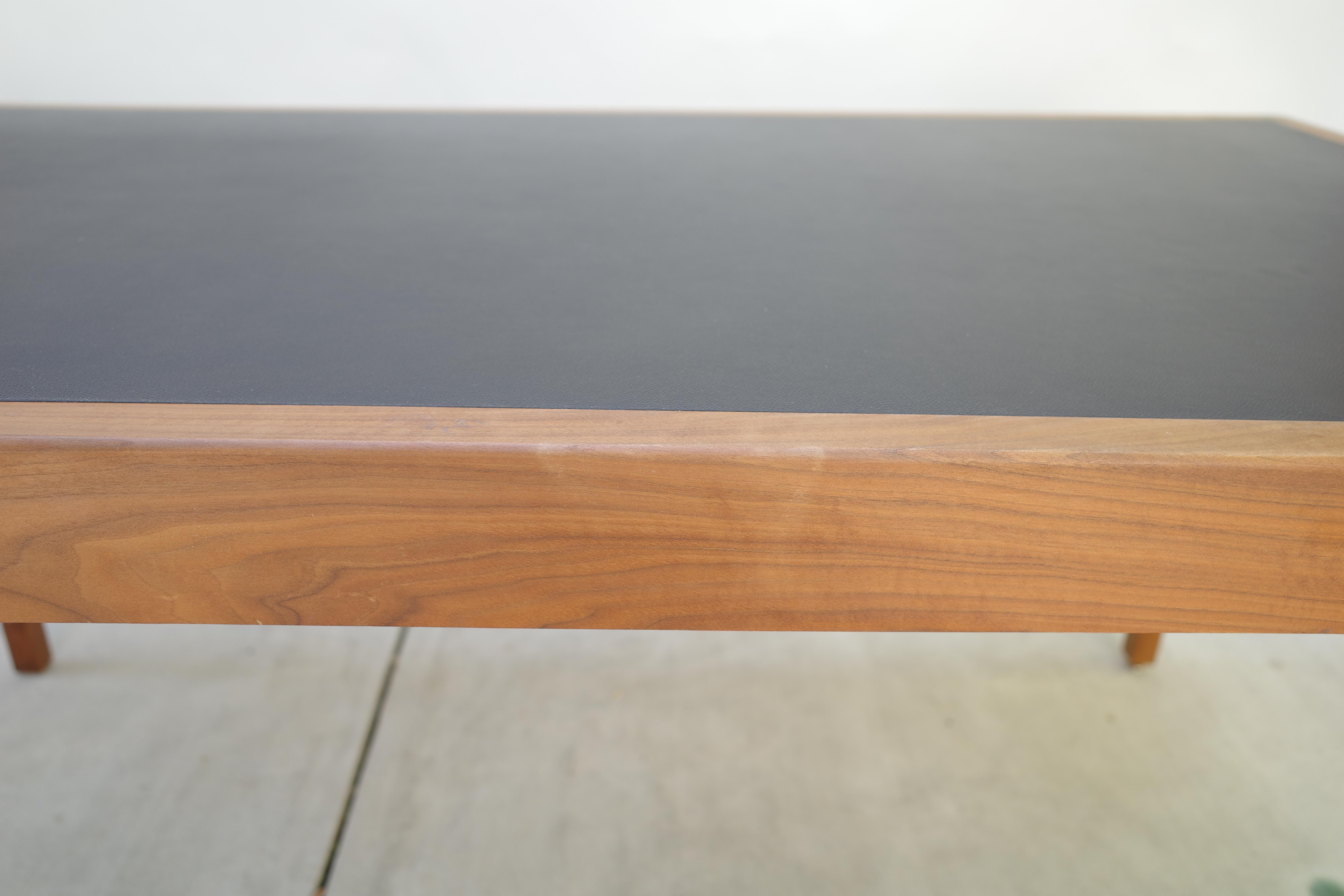 Scrivania Bassam Fellows in noce con cassetti con piano in pelle in vendita 9