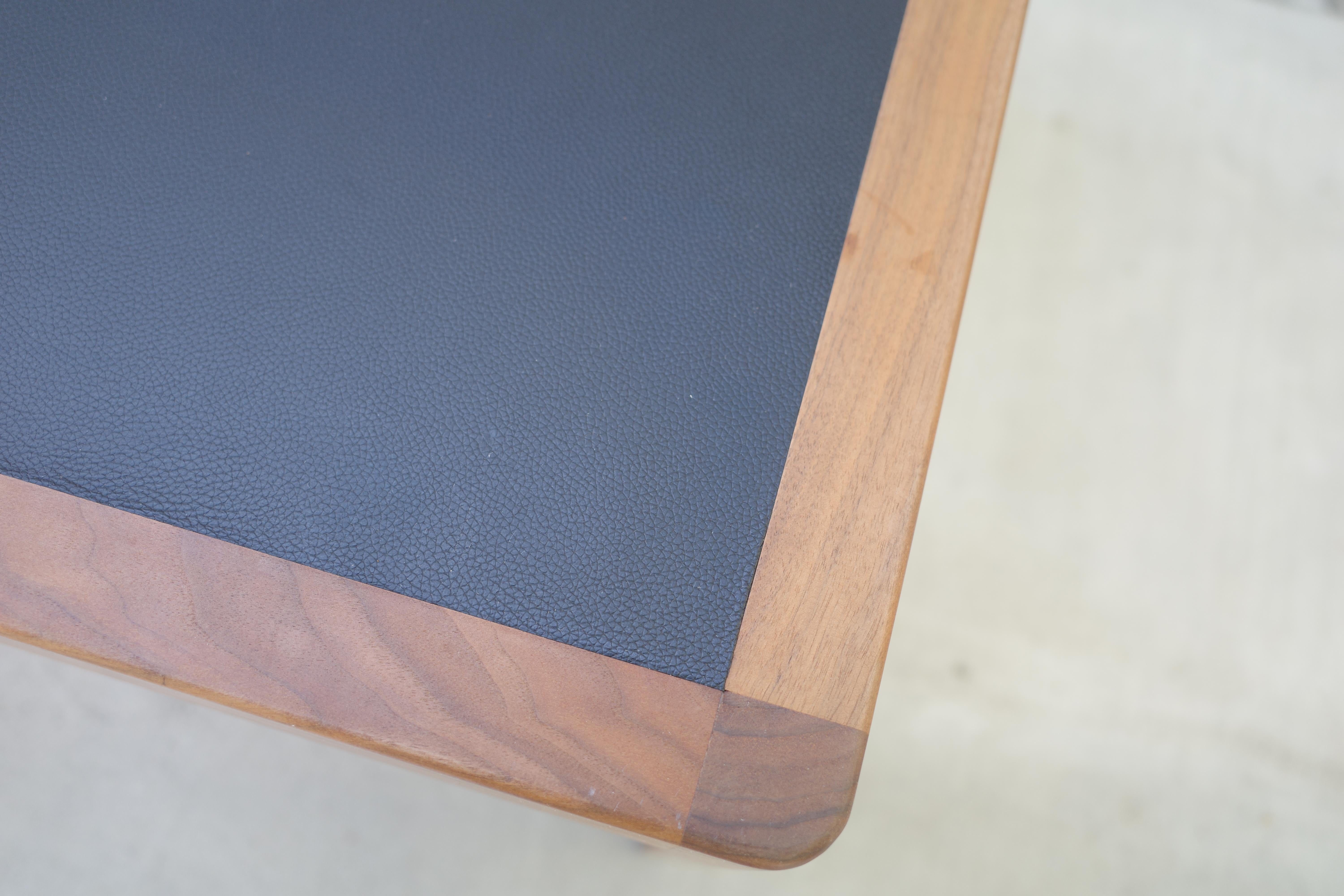 Scrivania Bassam Fellows in noce con cassetti con piano in pelle in vendita 10