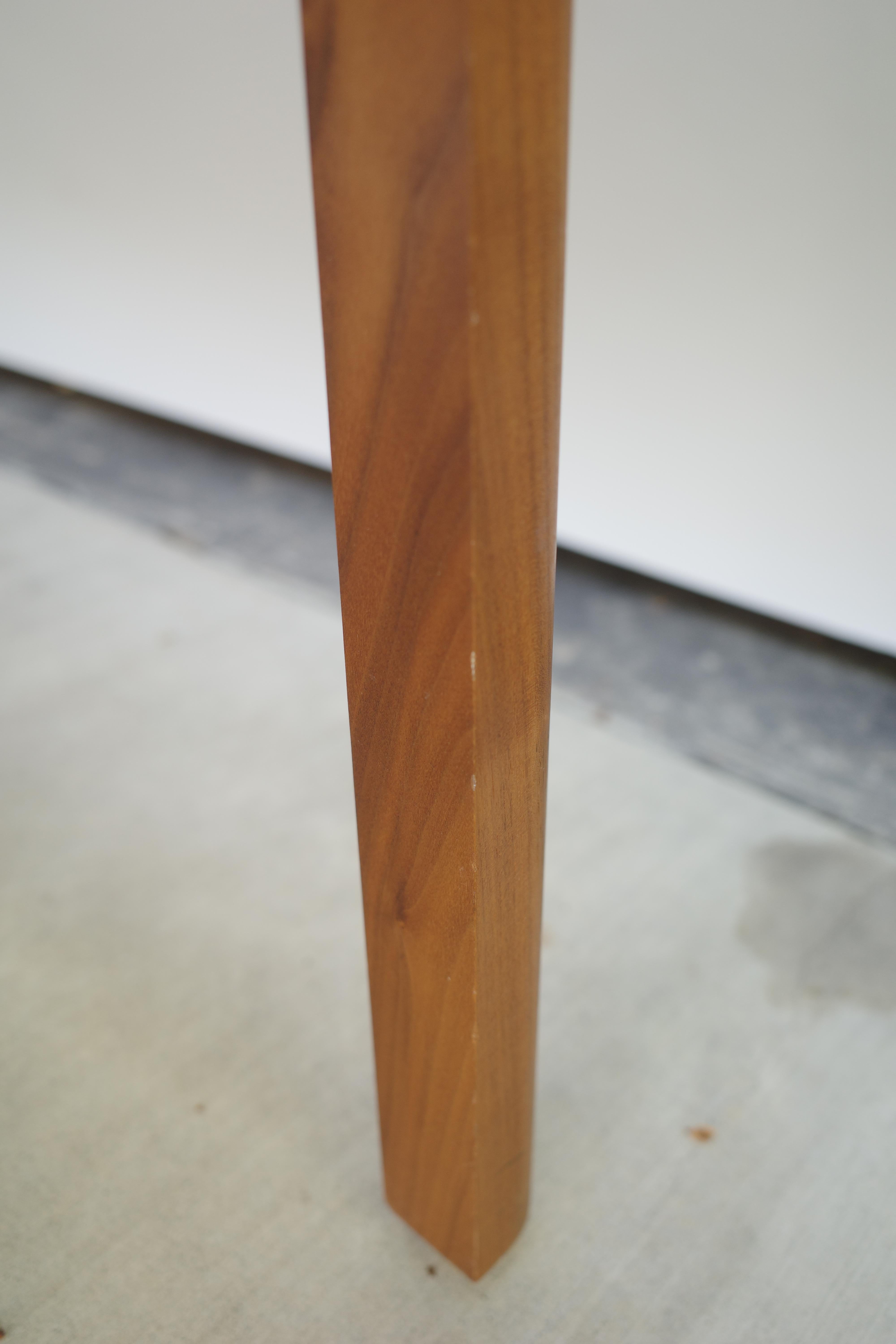 Scrivania Bassam Fellows in noce con cassetti con piano in pelle in vendita 11