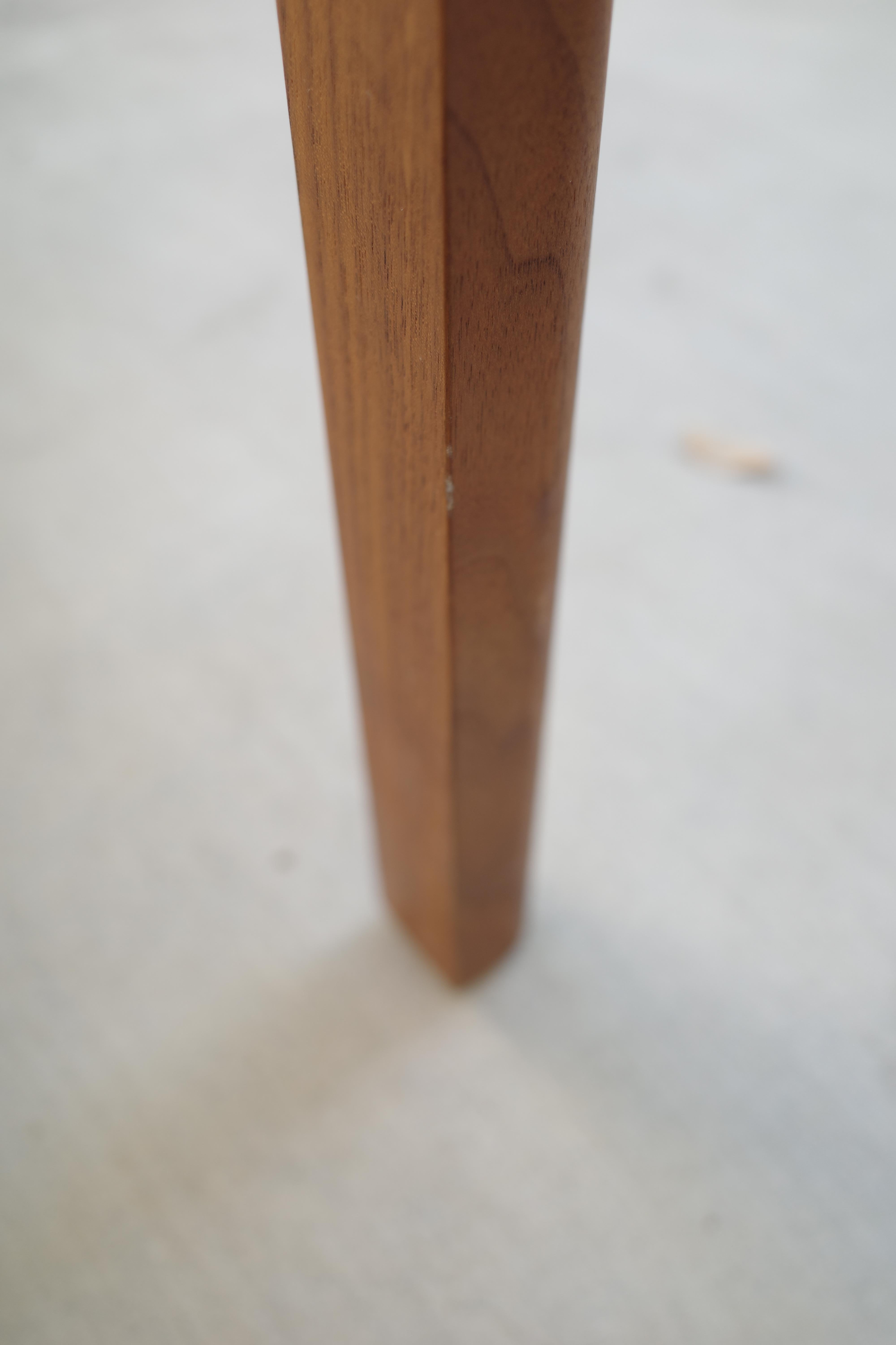 Scrivania Bassam Fellows in noce con cassetti con piano in pelle in vendita 12