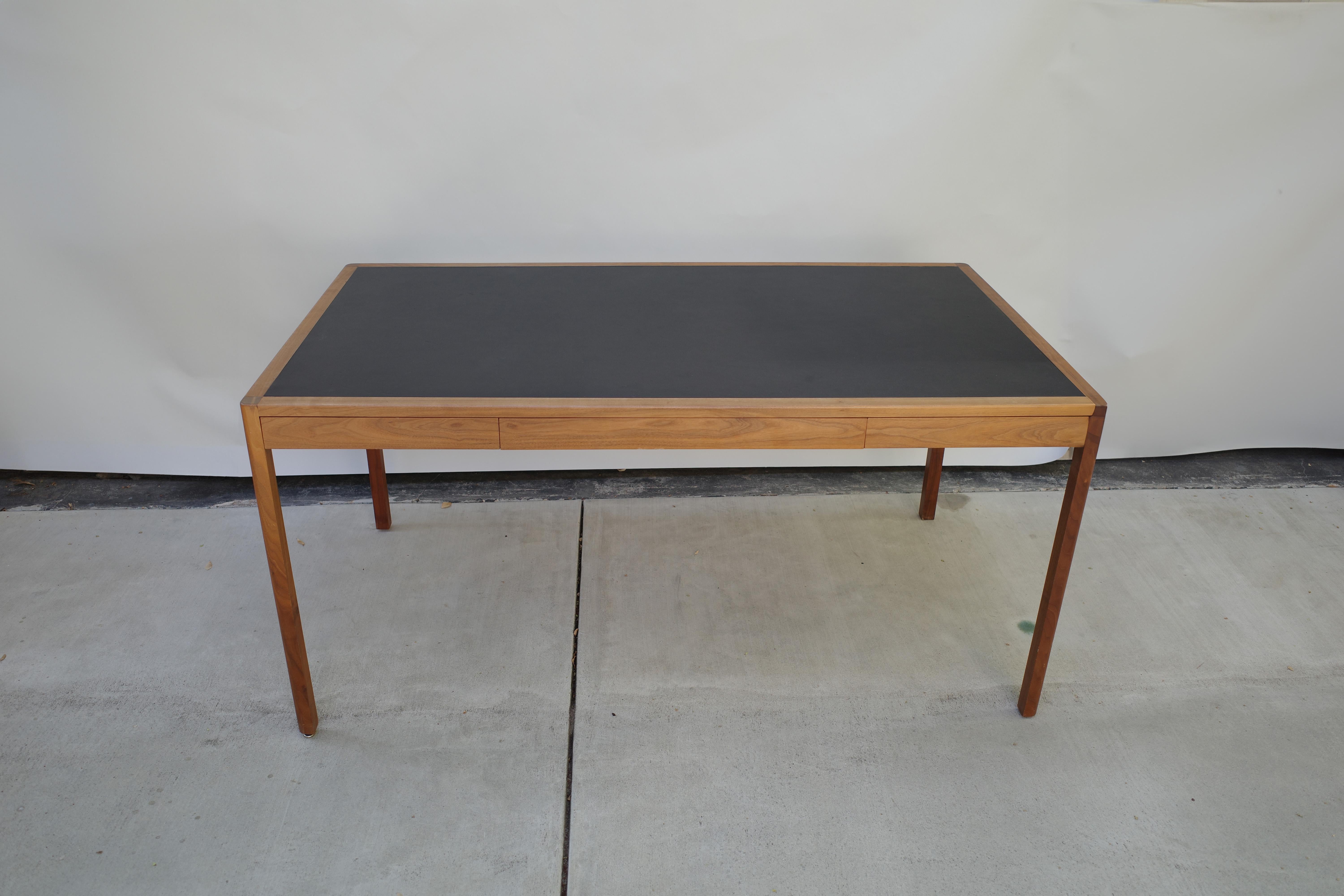 La scrivania è un mobile classico che deve coniugare bellezza e funzionalità. Grazie alle proporzioni e all'artigianato, abbiamo creato la versione BassamFellows per eccellenza, espressione di un lusso pratico. La struttura in legno massiccio ha una