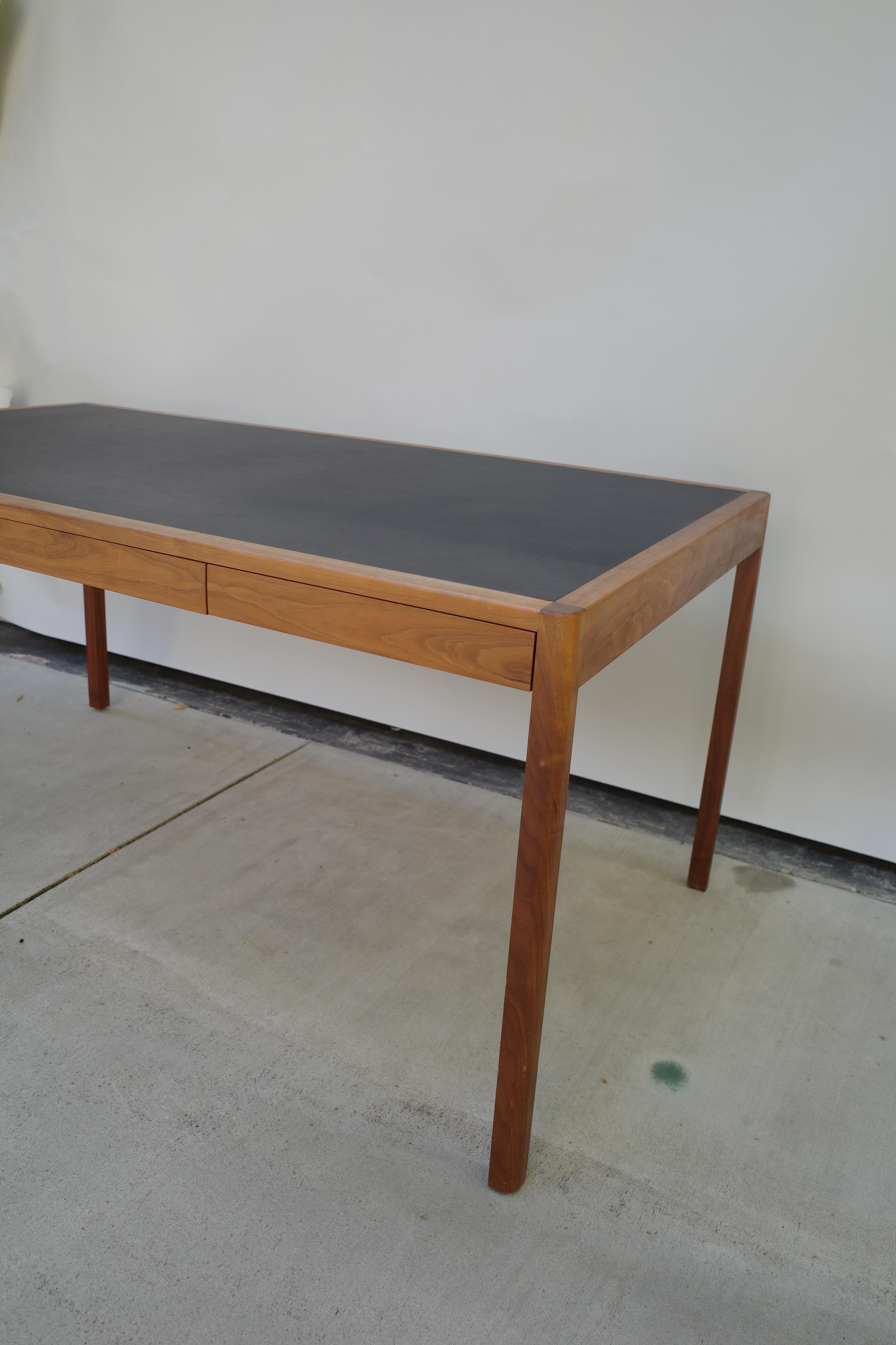 Mid-Century moderno Scrivania Bassam Fellows in noce con cassetti con piano in pelle in vendita