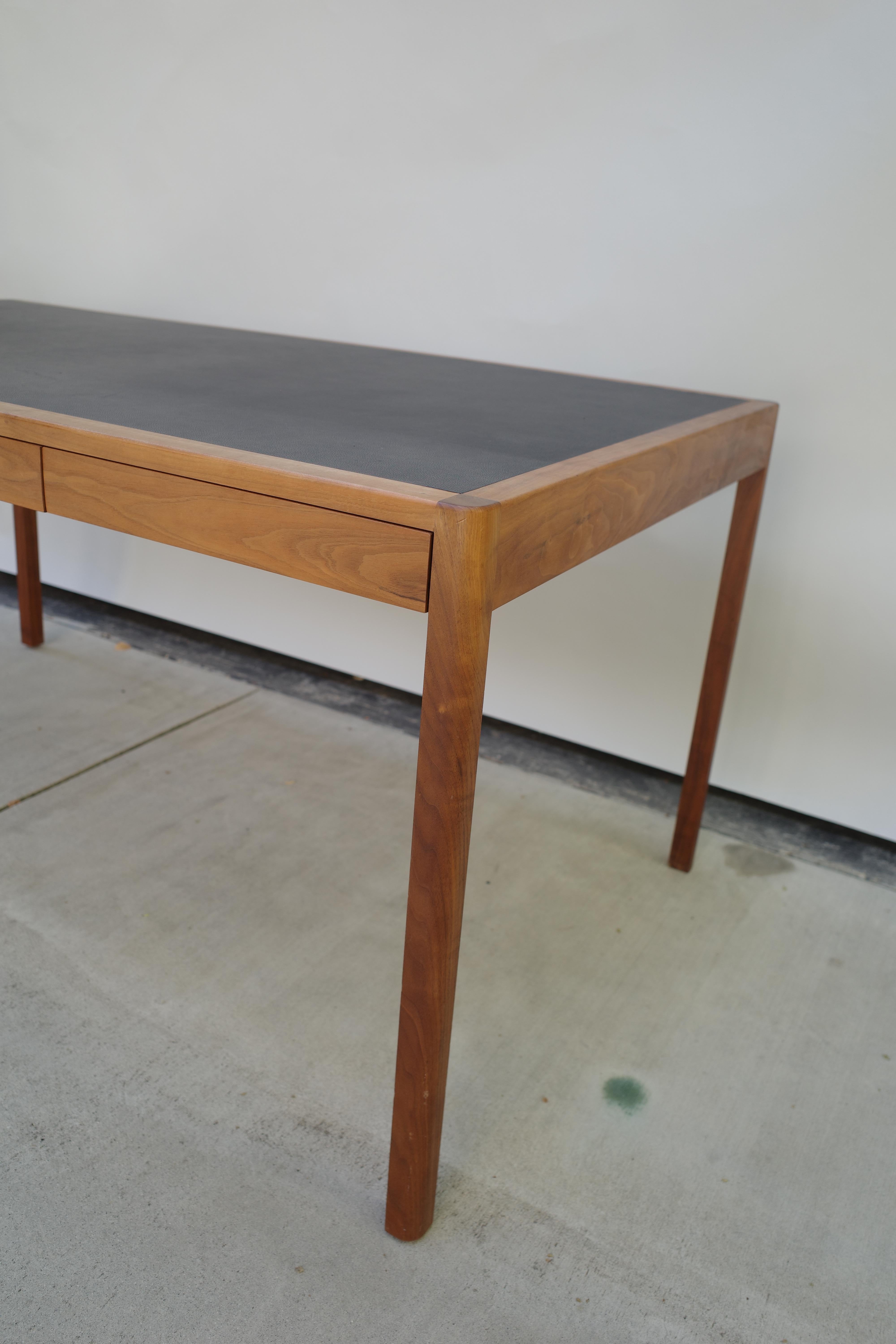 Americano Scrivania Bassam Fellows in noce con cassetti con piano in pelle in vendita