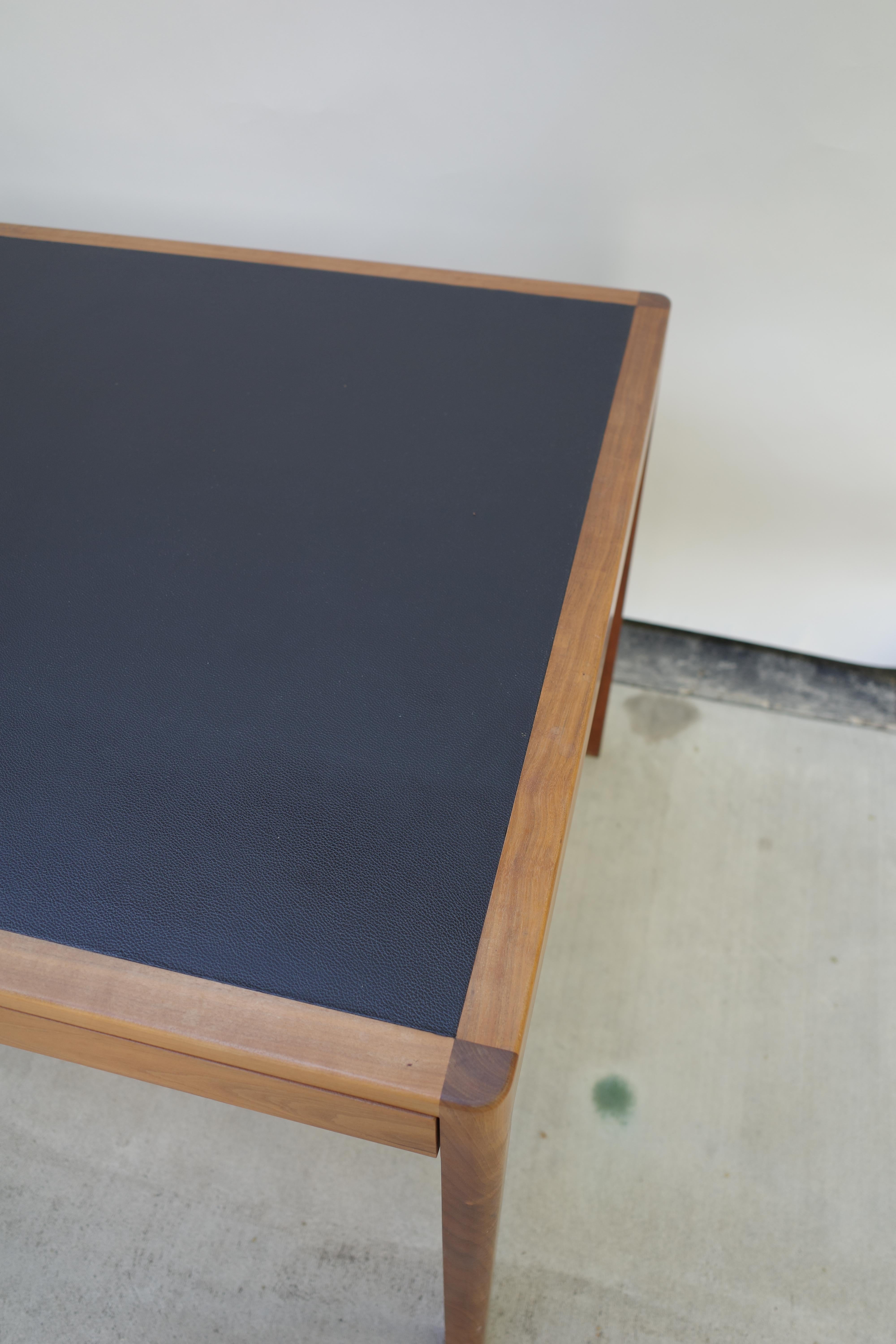 Scrivania Bassam Fellows in noce con cassetti con piano in pelle In condizioni buone in vendita a New York, NY