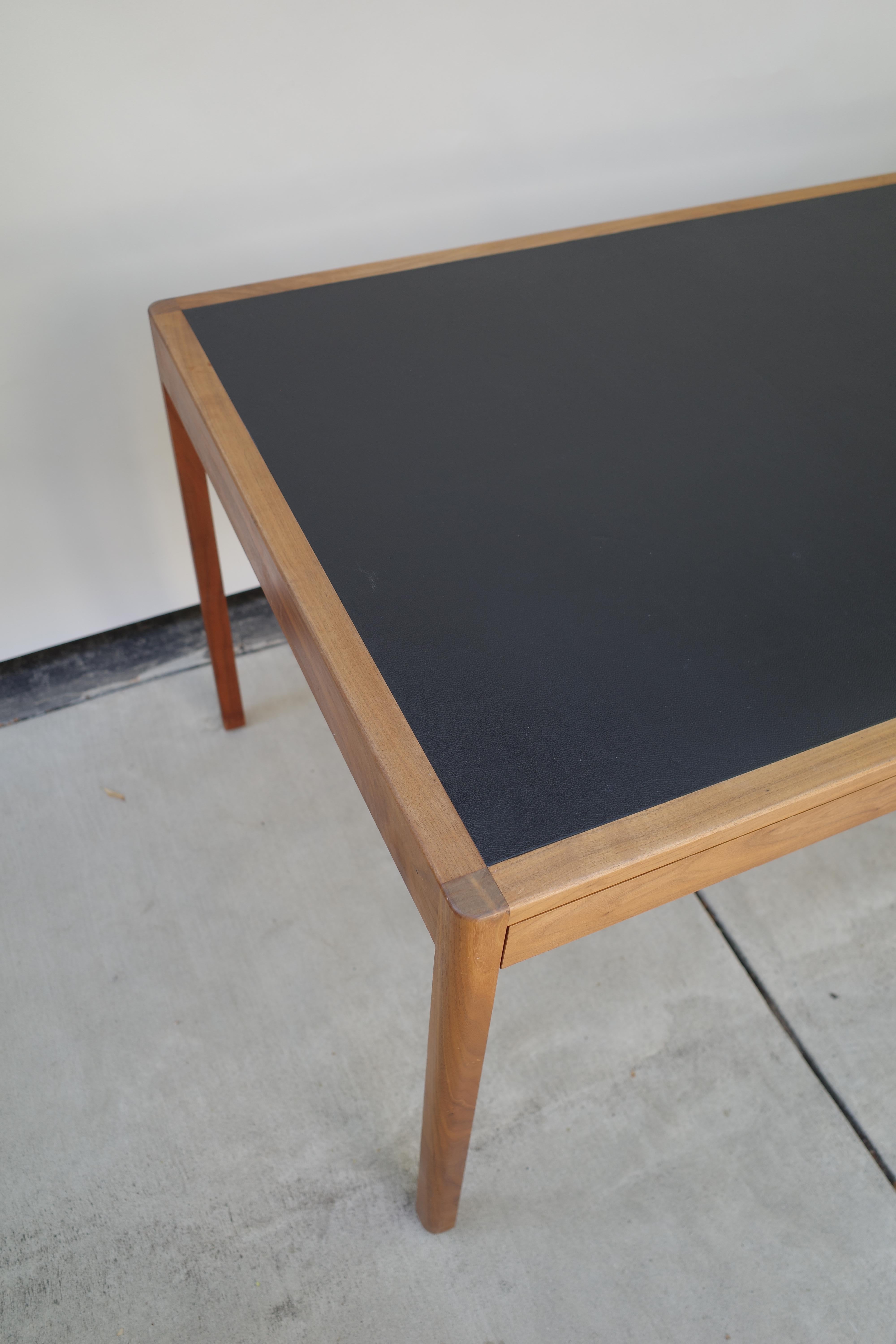 XXI secolo e contemporaneo Scrivania Bassam Fellows in noce con cassetti con piano in pelle in vendita