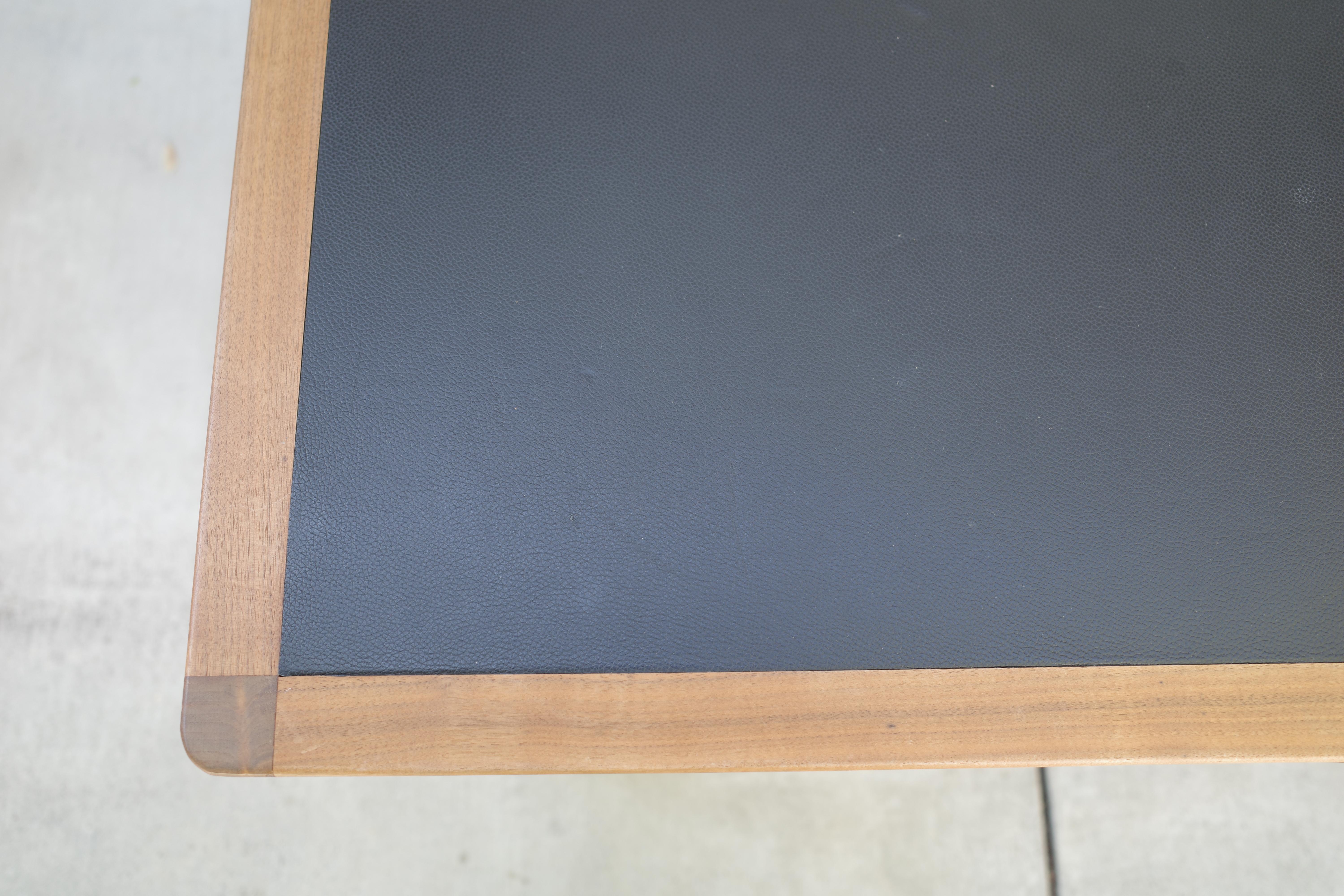 Pelle Scrivania Bassam Fellows in noce con cassetti con piano in pelle in vendita