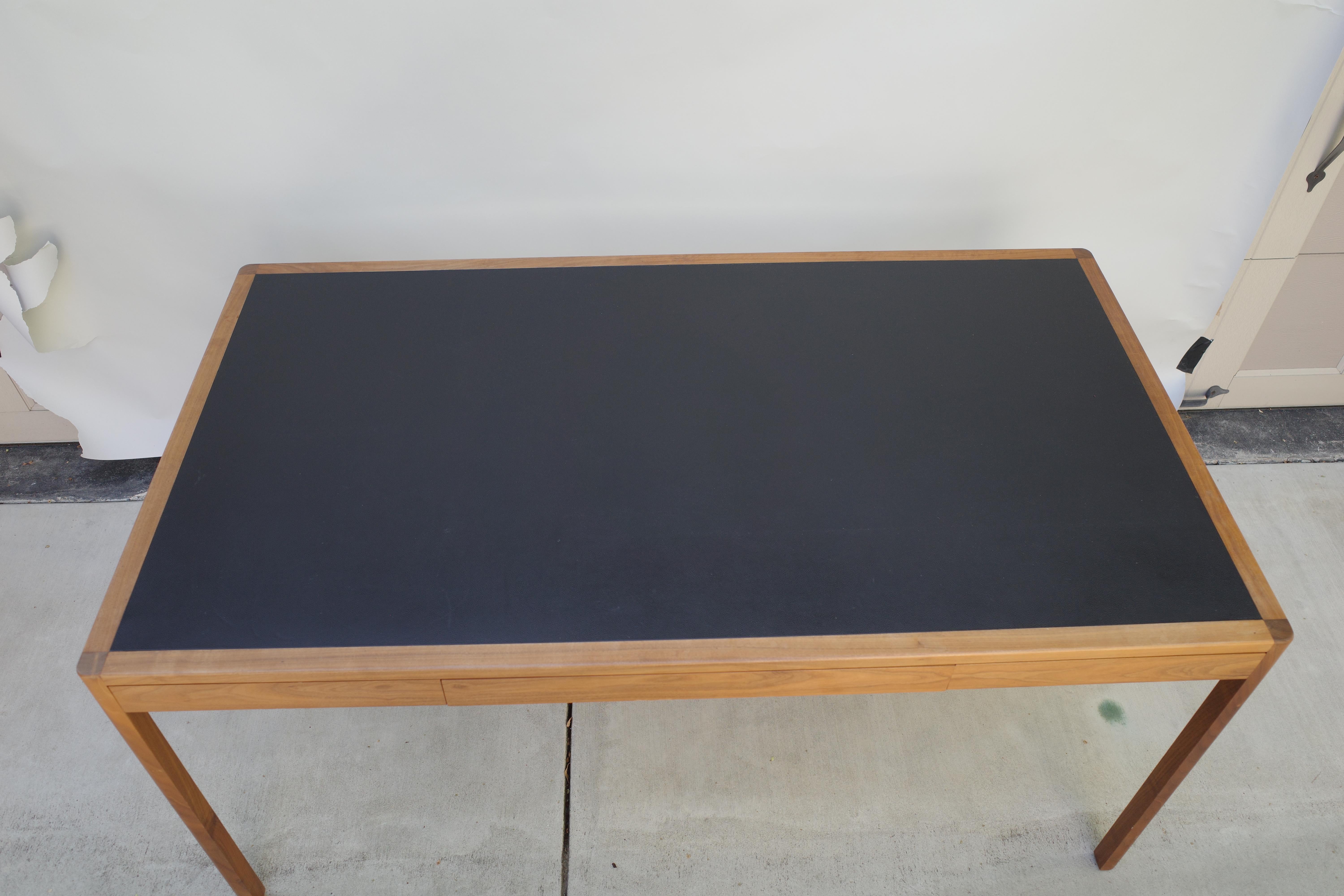 Scrivania Bassam Fellows in noce con cassetti con piano in pelle in vendita 1