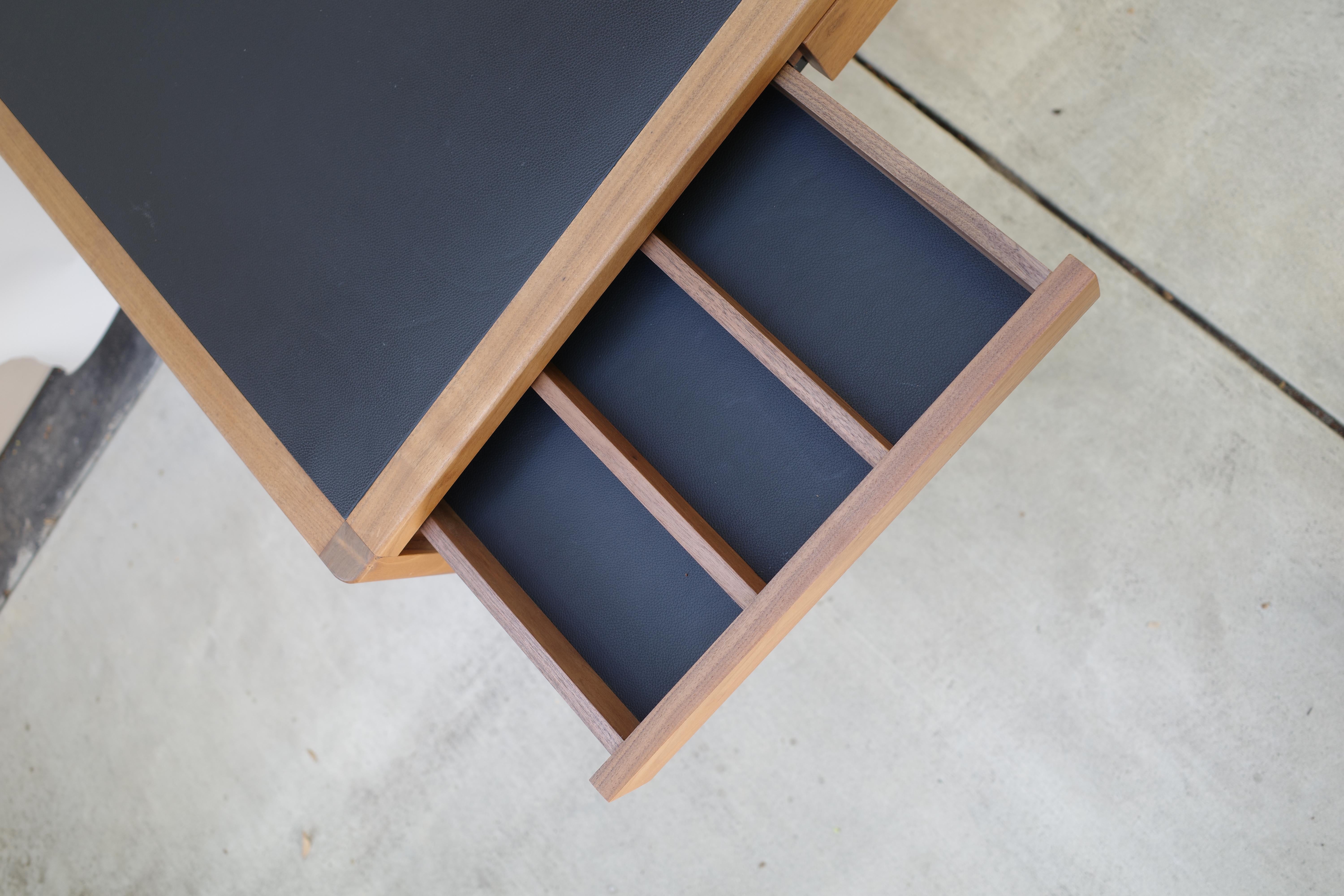 Scrivania Bassam Fellows in noce con cassetti con piano in pelle in vendita 2