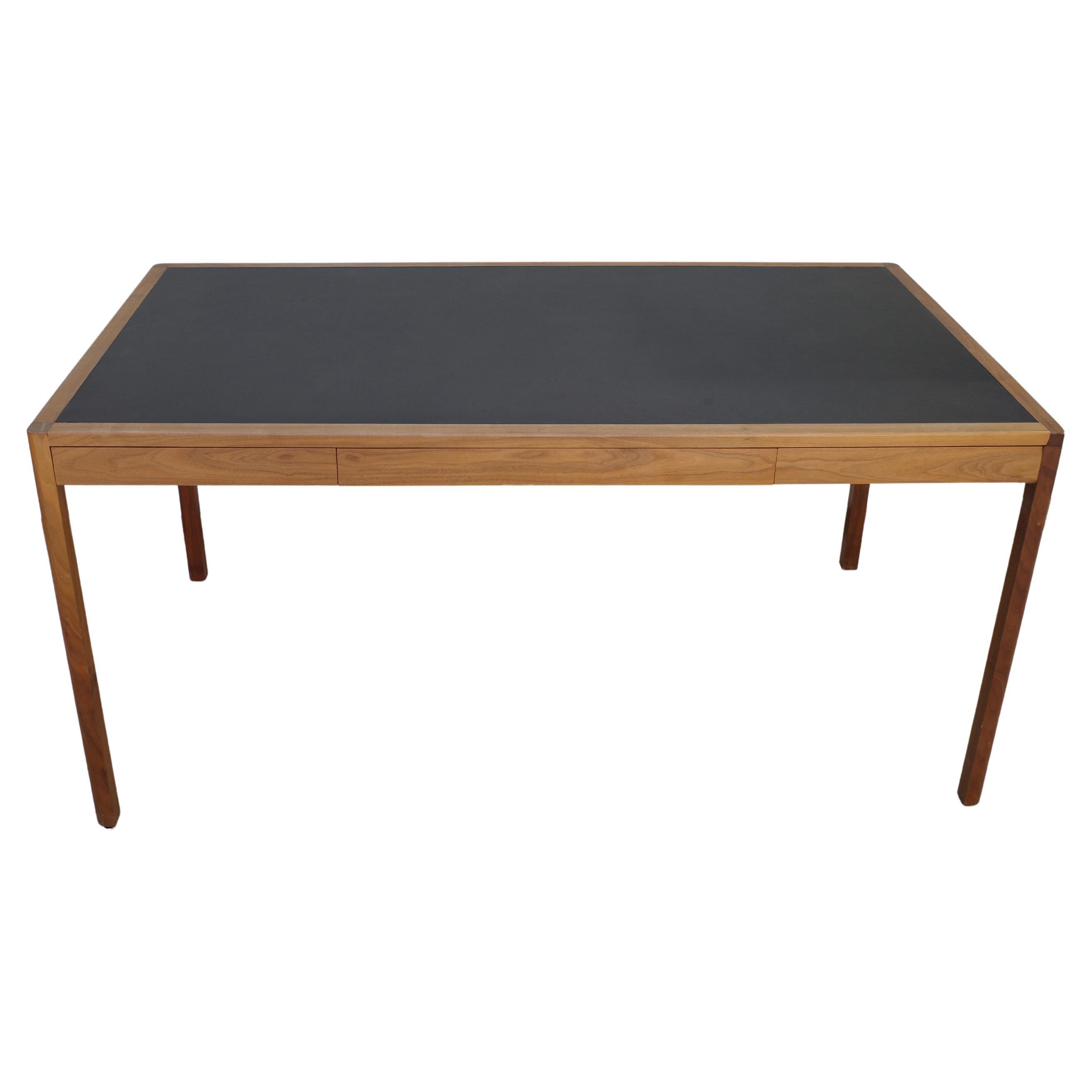 Scrivania Bassam Fellows in noce con cassetti con piano in pelle in vendita