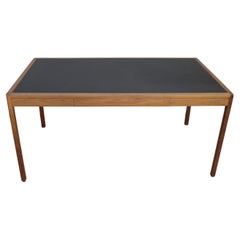 Scrivania Bassam Fellows in noce con cassetti con piano in pelle