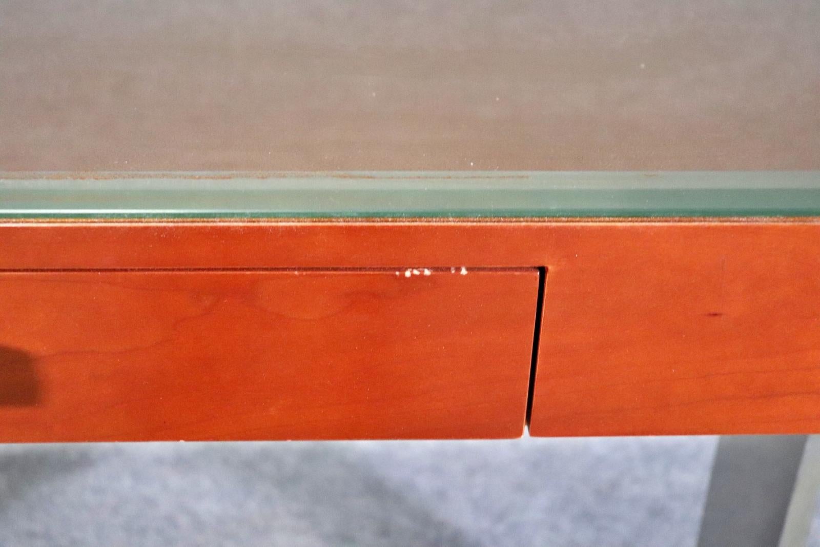 Schreibtisch mit Lederplatte im Dekostil (Art déco)