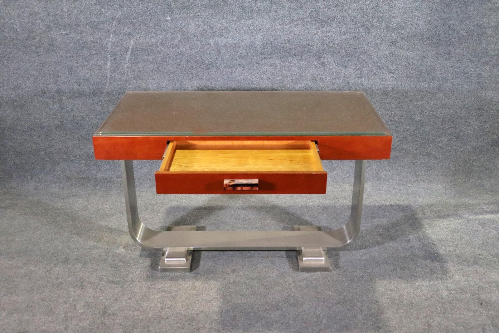 Schreibtisch mit Lederplatte im Dekostil (Aluminium)