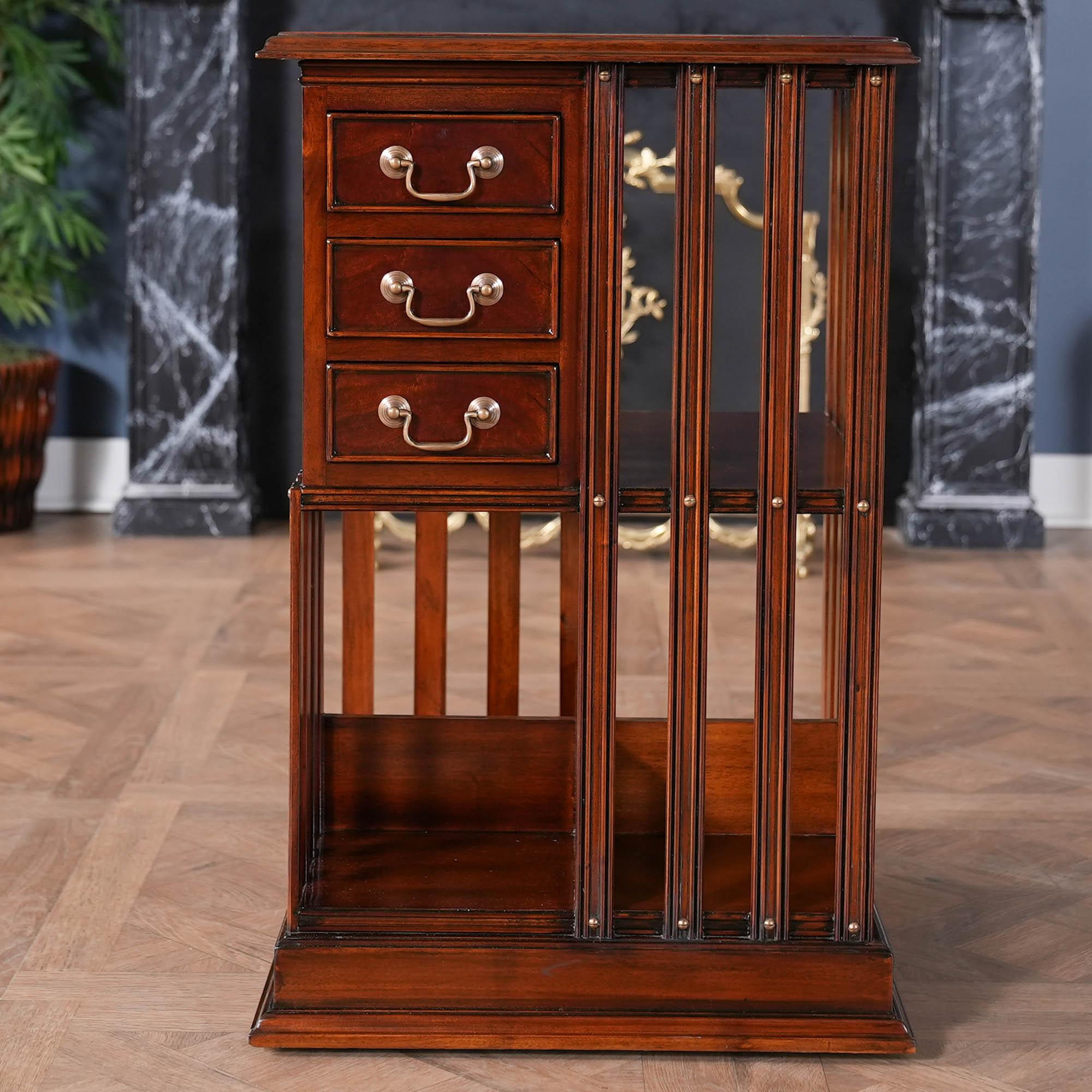 Libreria girevole con piano in pelle di Niagara Furniture con piano in pelle pieno fiore con bordo sagomato, tre cassetti a coda di rondine e numerosi vani portaoggetti, il tutto arricchito da viti e ferramenta in ottone. L'intero pezzo è montato su