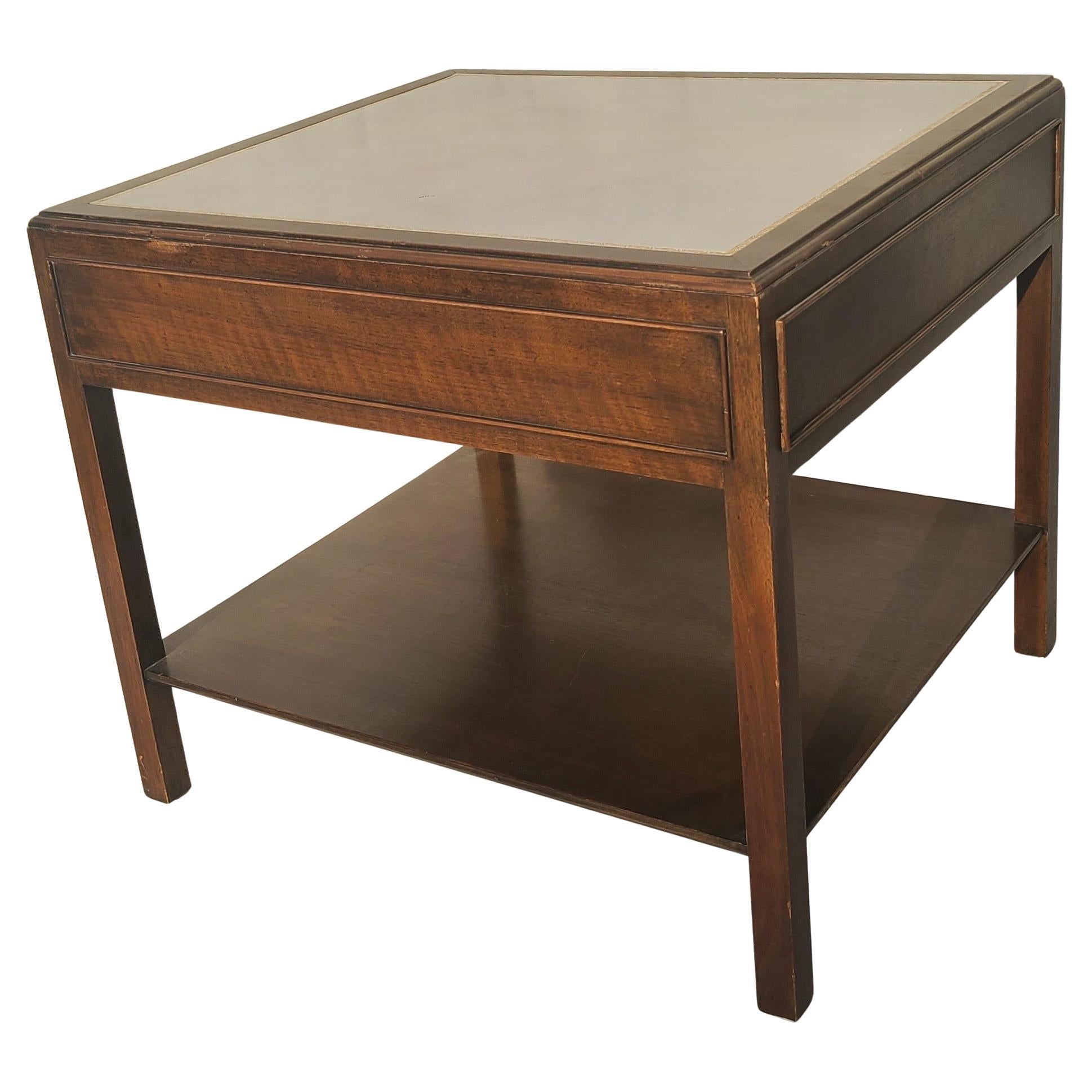 S'il vous plaît n'hésitez pas à atteindre pour efficace devis d'expédition à votre emplacement.

Table de lampe à tiroir unique avec plateau en cuir.
Fabriqué par Johnson Furniture.