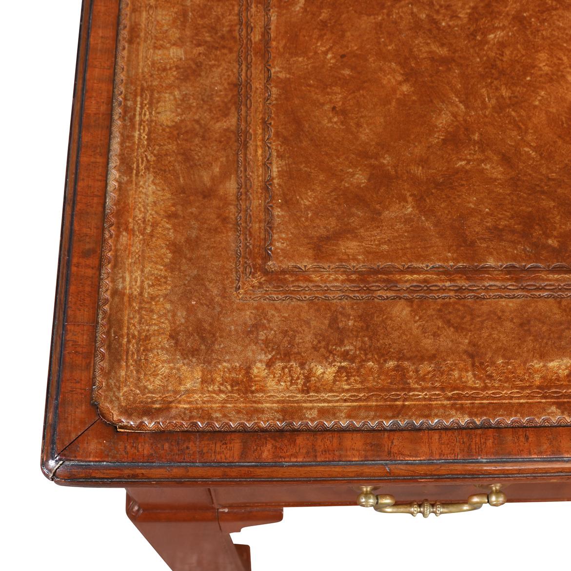 Chippendale Scrivania con piano in pelle e gambe in stile Ming Ming in vendita
