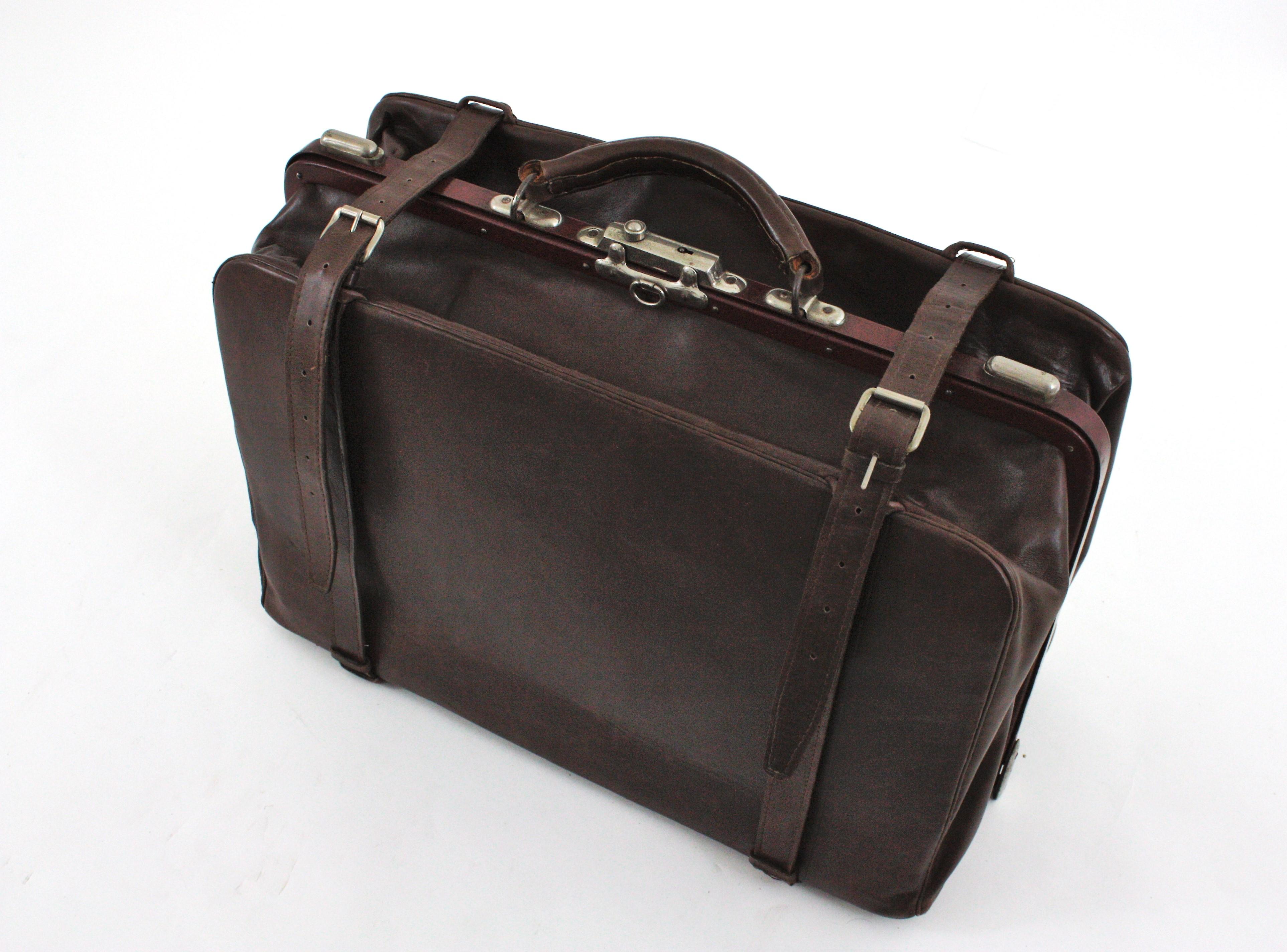Spanish Leather Travel Bag, 1930s-1940s
Leather travel bag with metal chrome details and leather straps.
2 compartments and an interior pocket. The interior part is upholsted in a beige fabric and it has leather straps.
No key avaliable for the