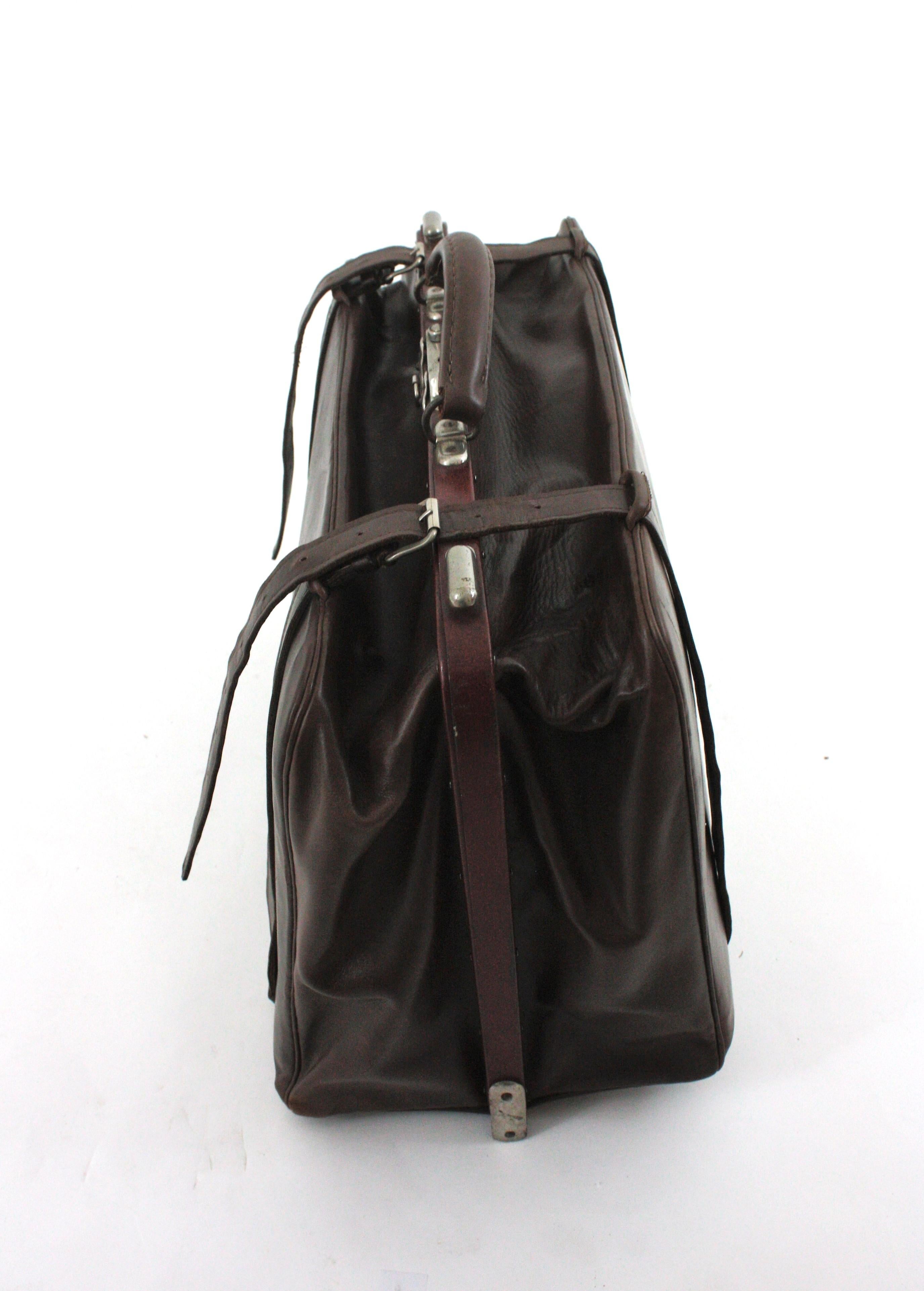 Leather Travel Bag In Good Condition For Sale In Barcelona, ES