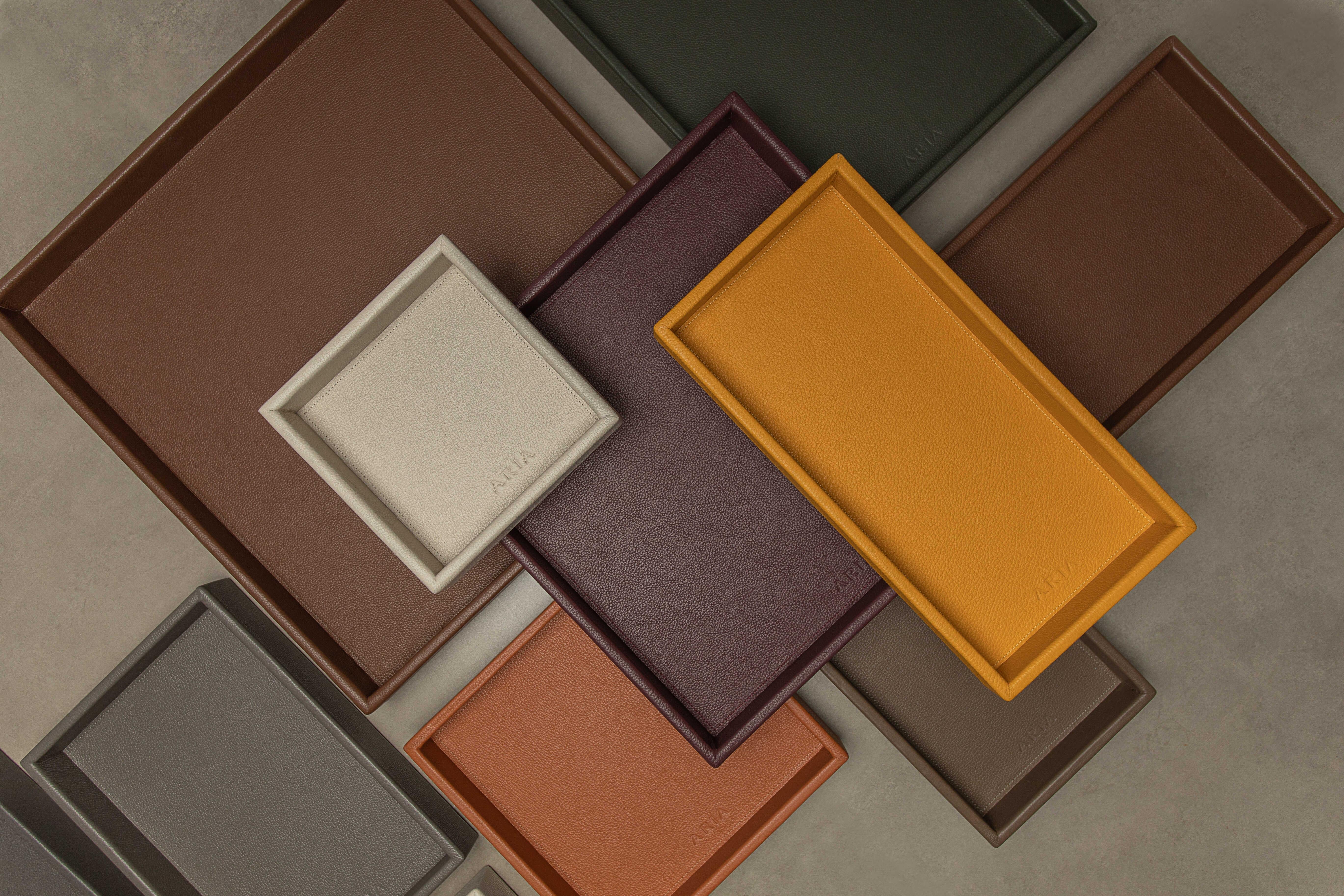 Moderne Grand plateau carré en cuir, fait à la main - Couleur : Saffron en vente