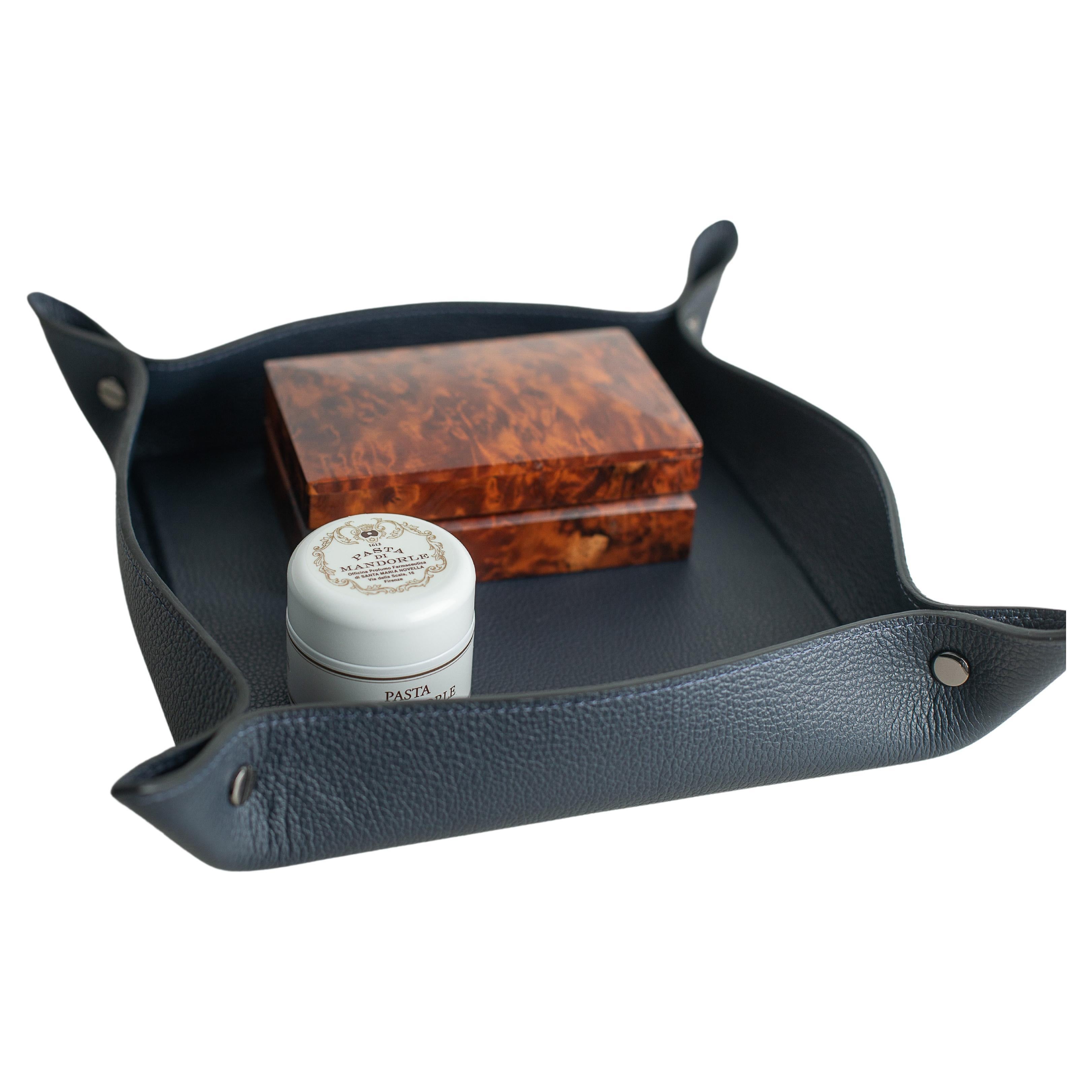 OBJECT HOLDER

The Trinket Tray/Object Holder Line can be used as organizers for everyday objects or as your imagination suggests.

Made of genuine leather, the Italian border finish and the side chrome metal add a unique refinement to the