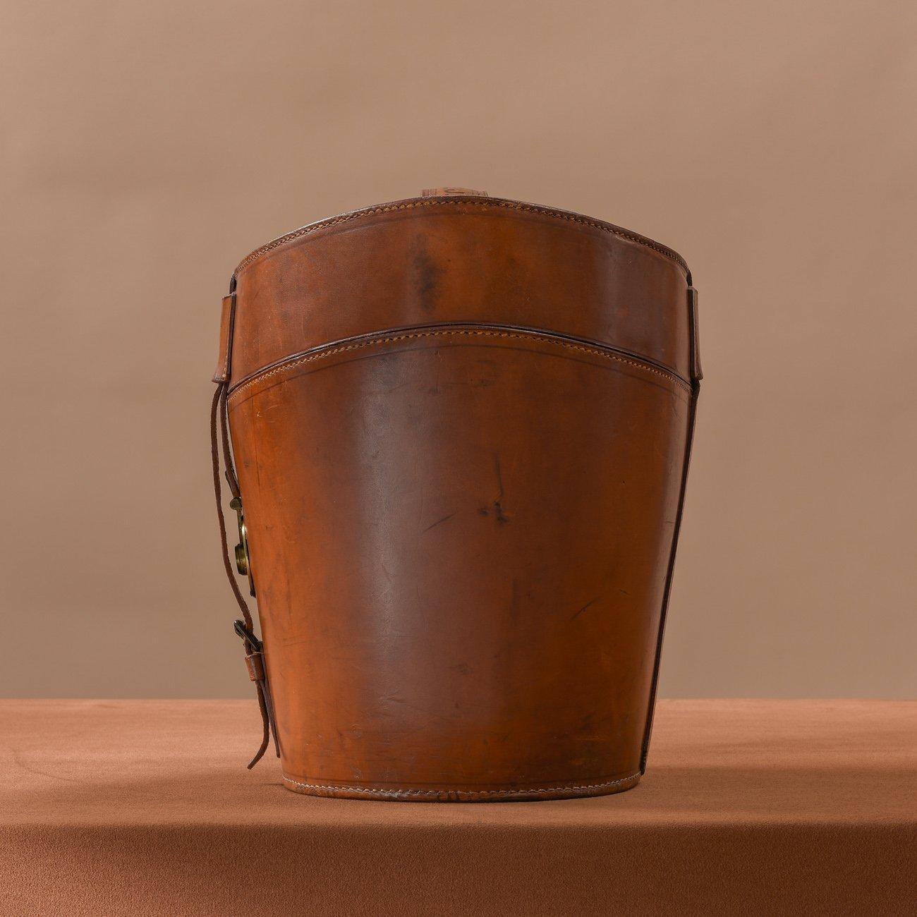 A fantastic gentleman's leather hat bucket with brass catch and original quilted silk lining to the interior that would hold two top hats, or a bowler and a top hat, plus space in the lid for an opera hat. Circa 1900.

Dimensions: 37.5 cm/14 inches