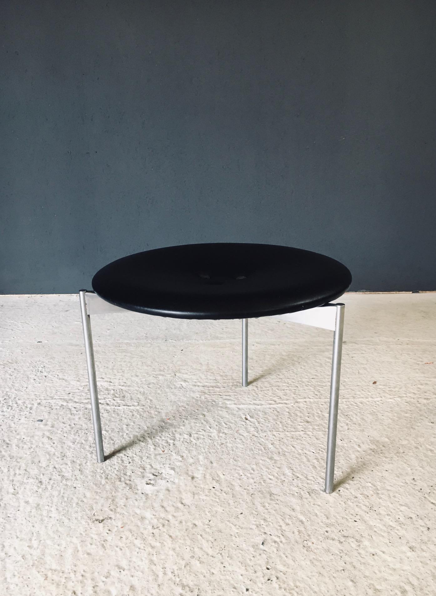 Vintage Midcentury Modern Design Leather Low Tripod Stool by Uno & Östen Kristiansson for Luxus. Fabriqué en Suède, dans les années 1960. Base tripode en acier inoxydable avec siège en cuir noir. Le siège est doté de 3 boutons en cuir. Un design